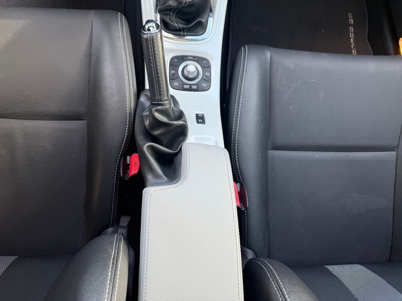 Renault Mégane III (2) Coupé 1.2 TCe S&S 130Ch « Finition Monaco GP »