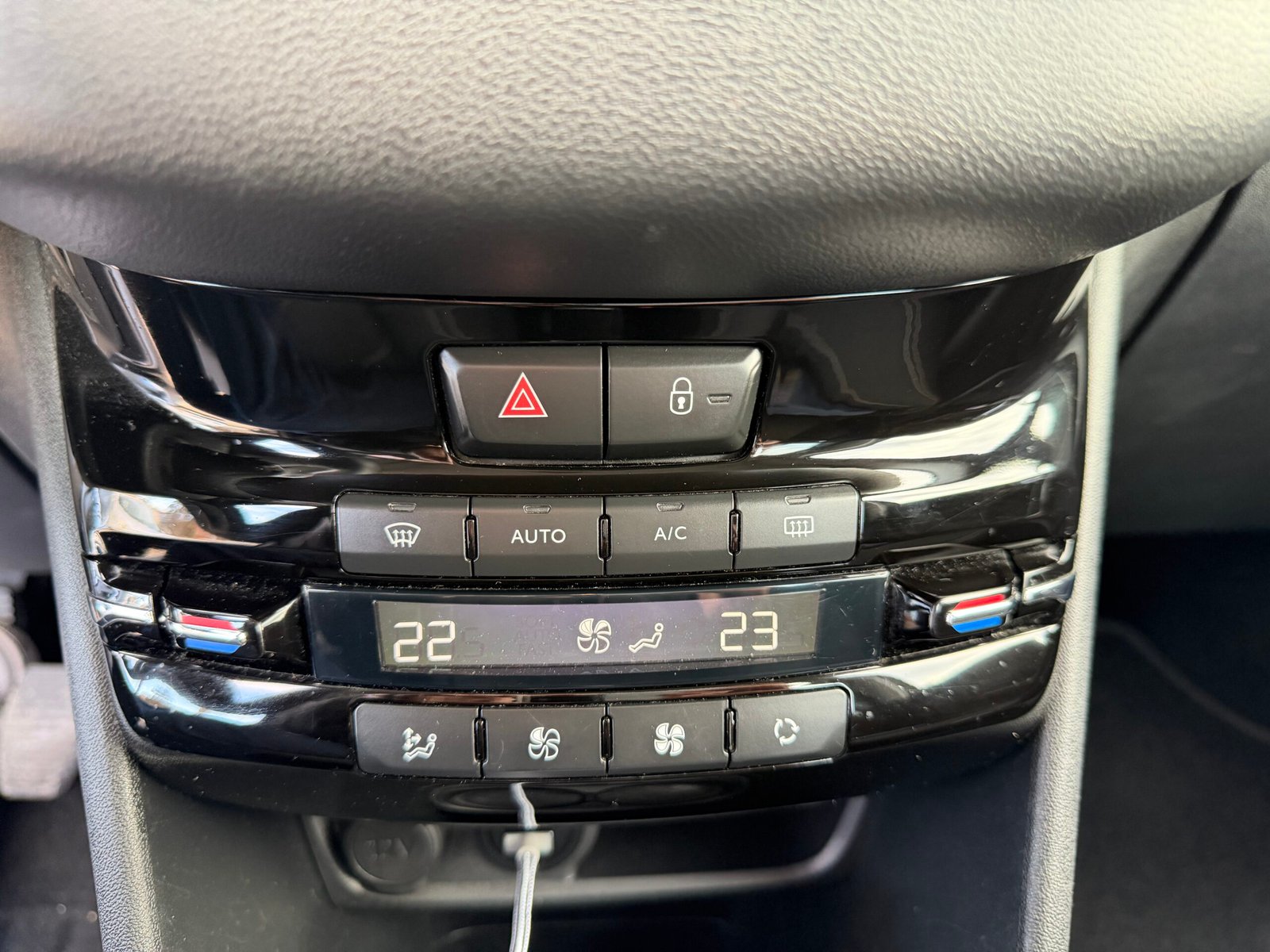 Peugeot 208 1L6 HDI 100ch Diesel