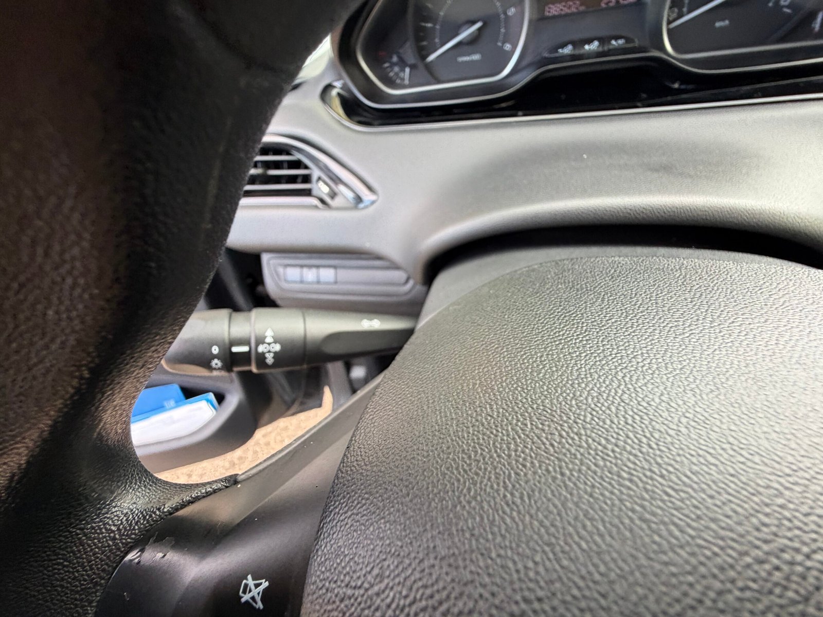 Peugeot 208 1L6 HDI 100ch Diesel