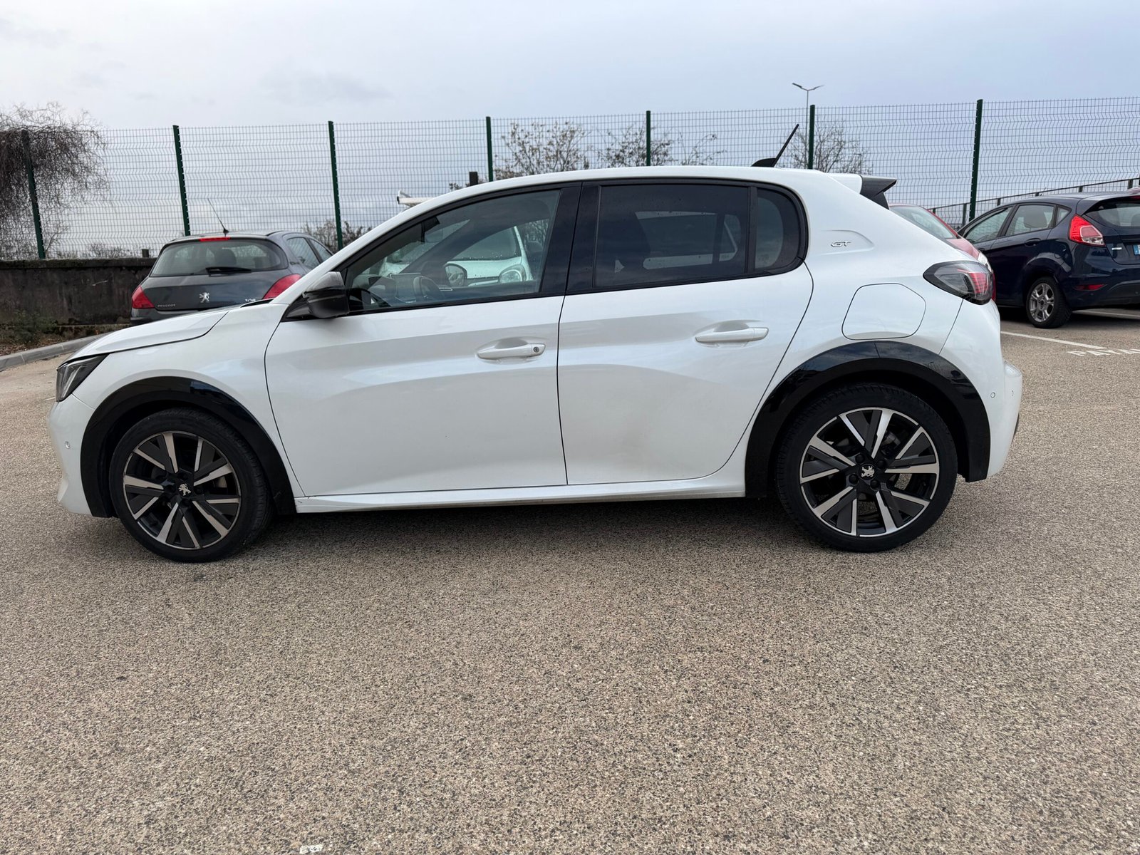 Peugeot 208 GT 1,2 turbo essence