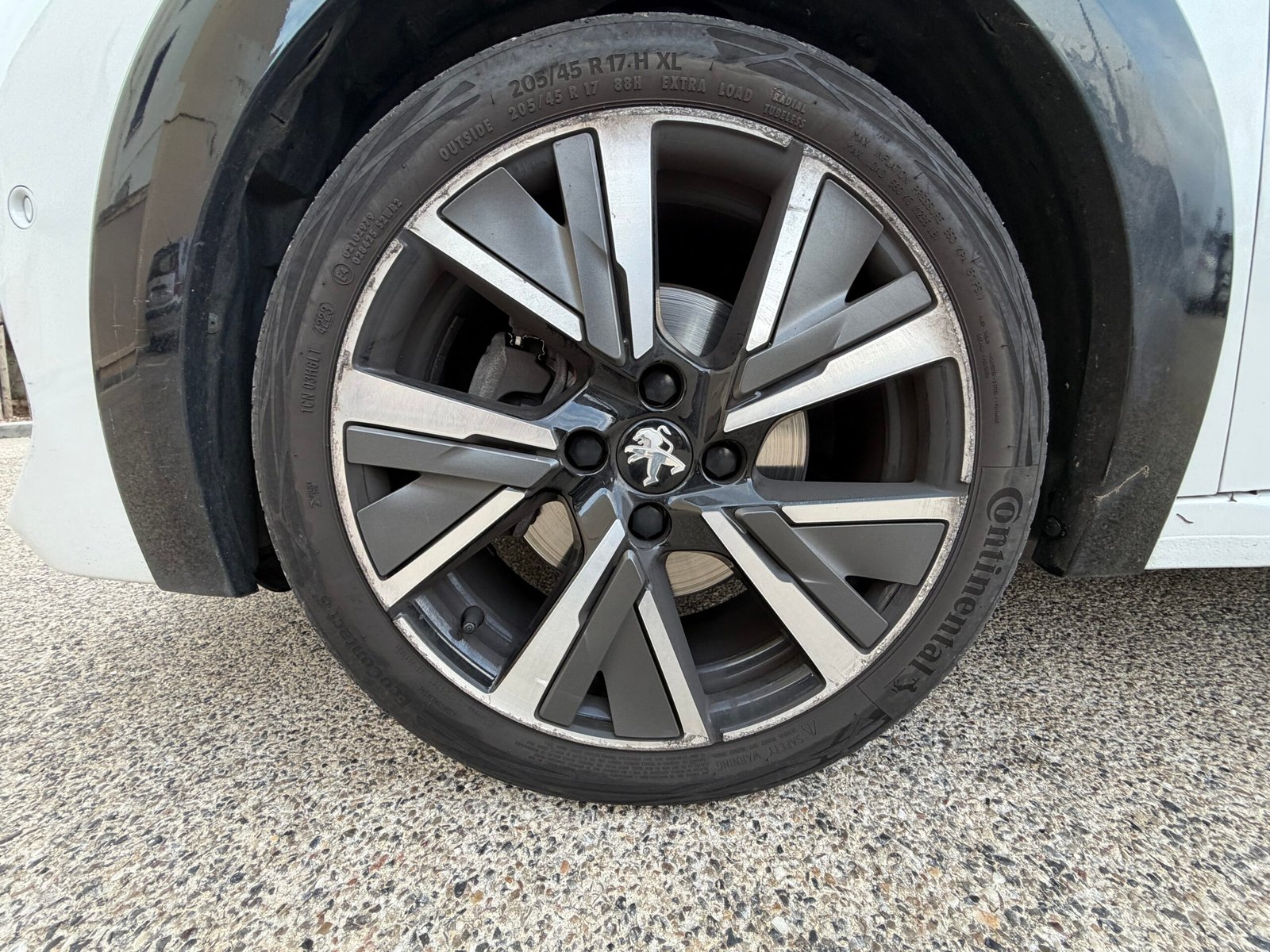 Peugeot 208 GT 1,2 turbo essence