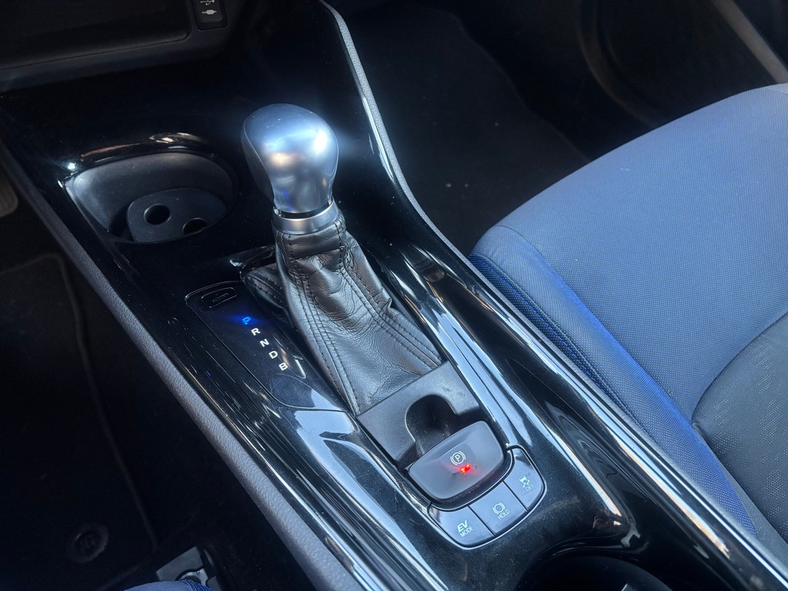 TOYOTA C-HR  I 1.8 VVT-i 16V 122 HSD Hybrid 2WD CVT 99 cv Boîte auto