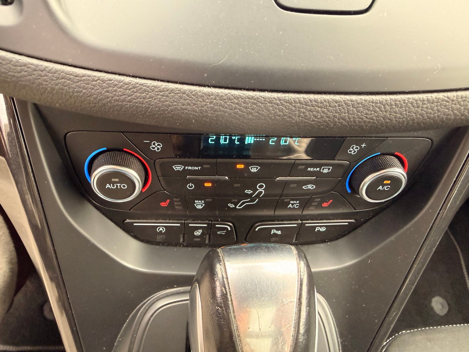 FORD Kuga II 2.0 TDCi 16V 4×4 Powershift 150 cv finition « st line »