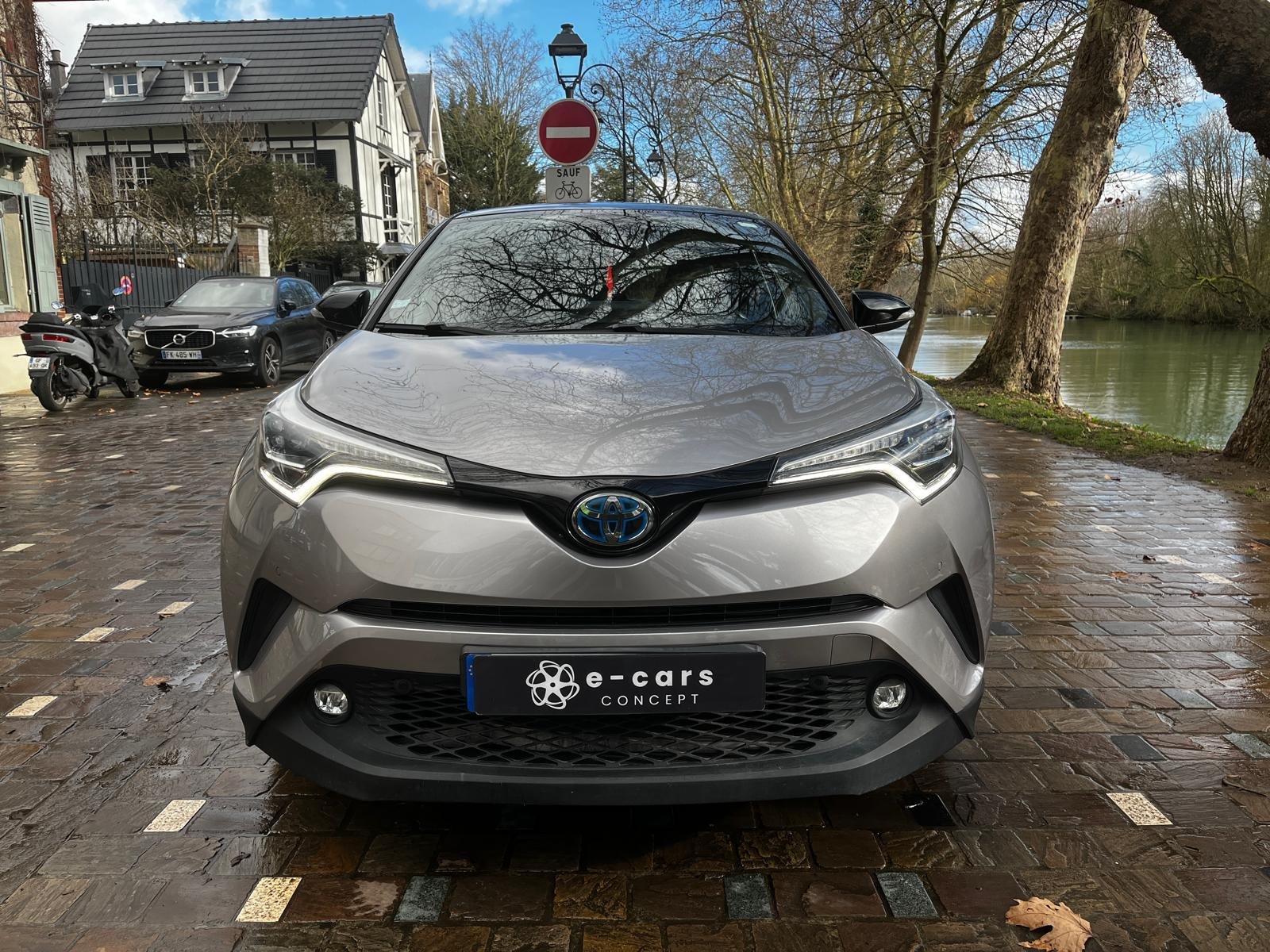 TOYOTA C-HR 1.8 VVT-i Hybrid 122ch “Graphic Pack Premium”