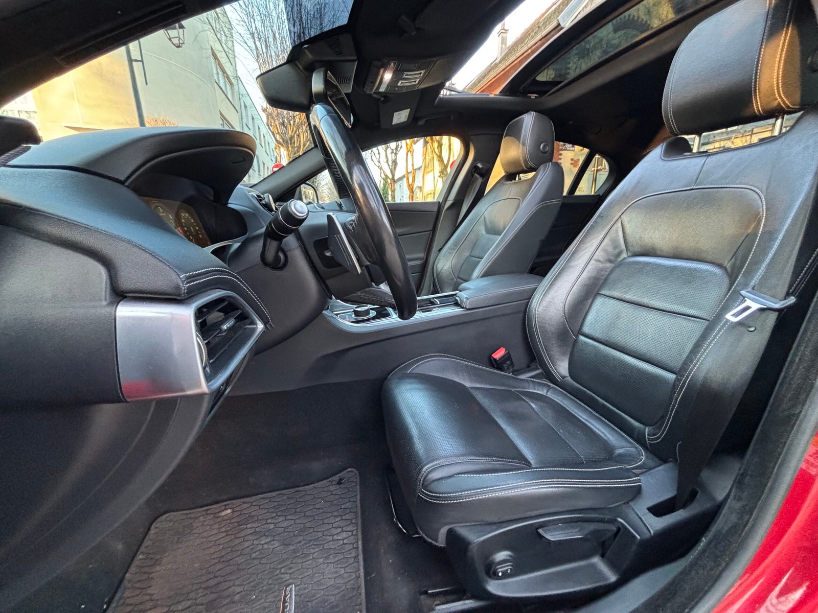 JAGUAR XE Berline 2.0 180ch “R sport”