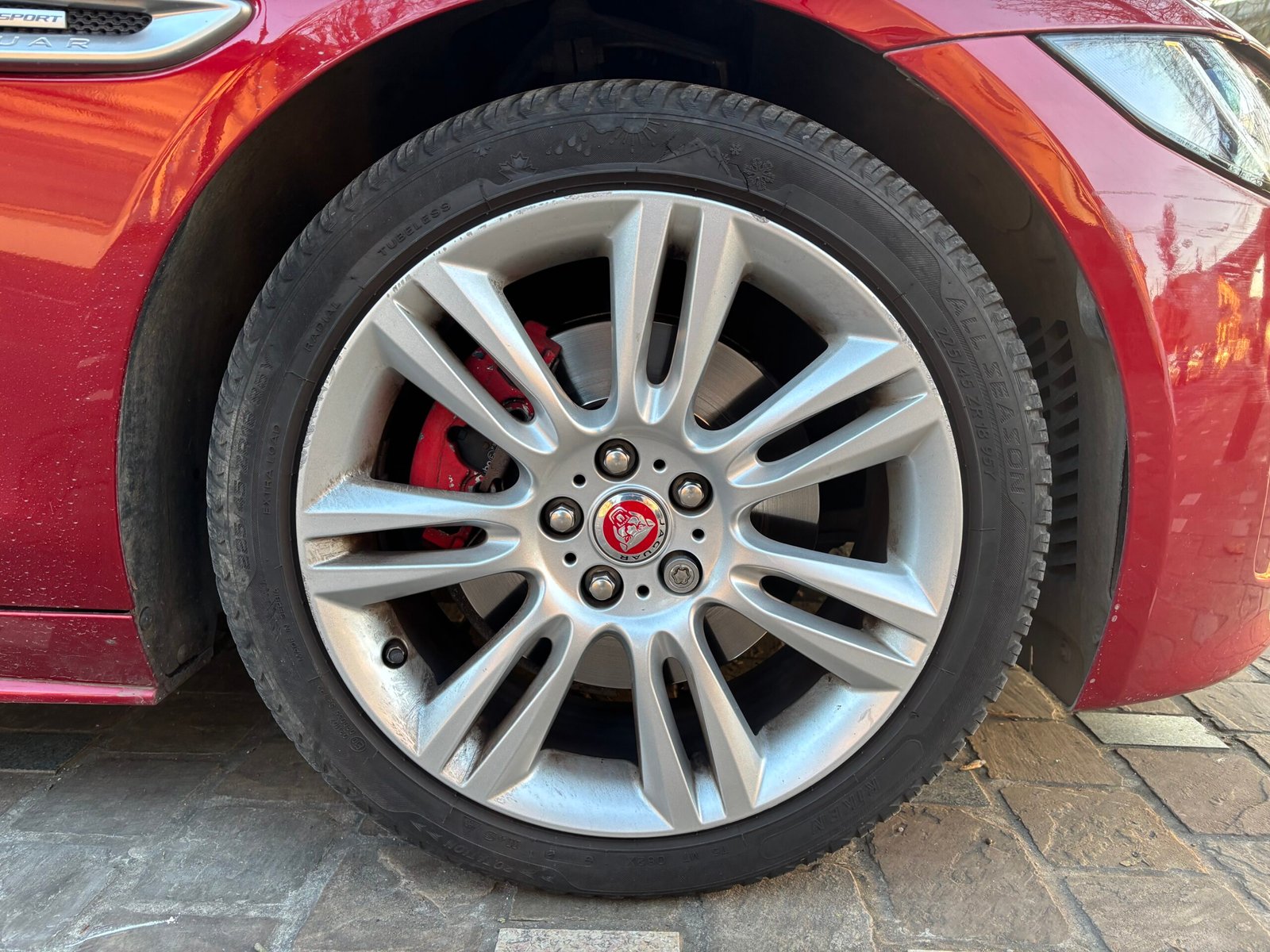 JAGUAR XE Berline 2.0 180ch “R sport”