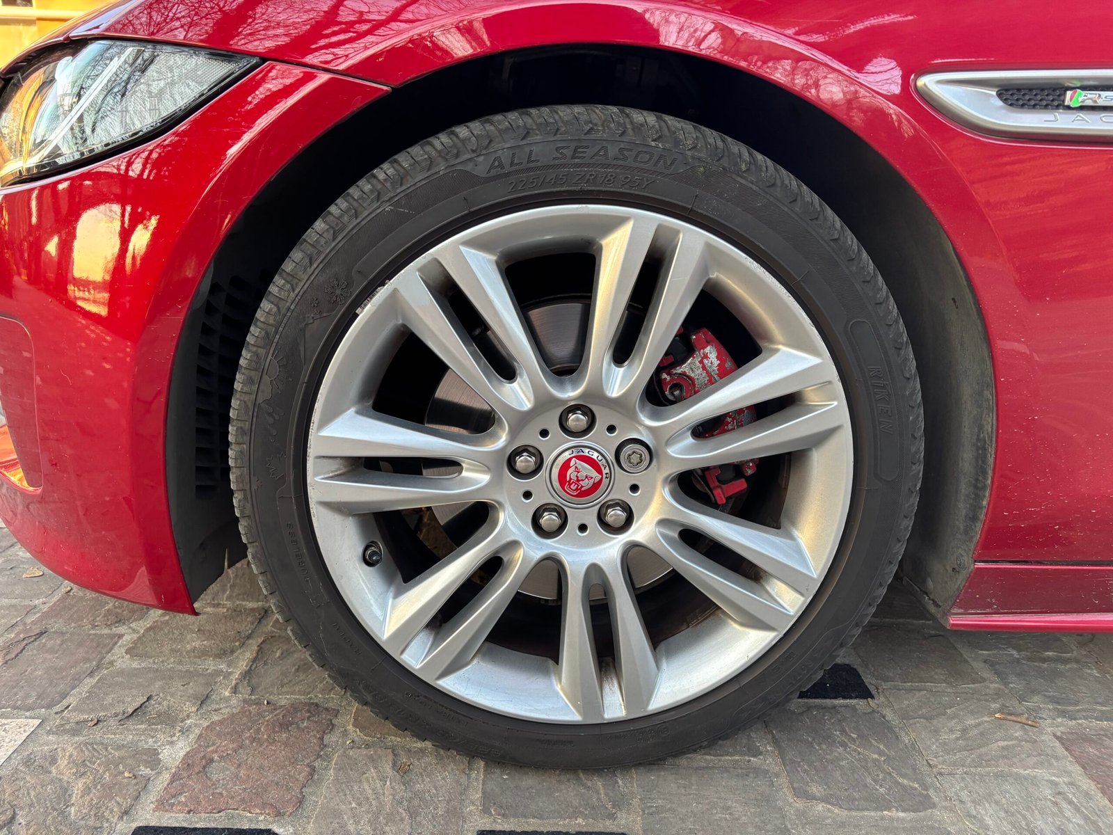 JAGUAR XE Berline 2.0 180ch “R sport”