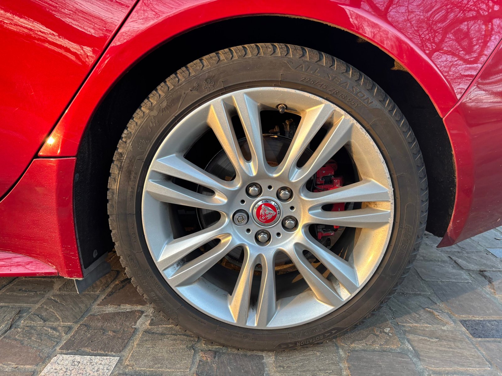 JAGUAR XE Berline 2.0 180ch “R sport”