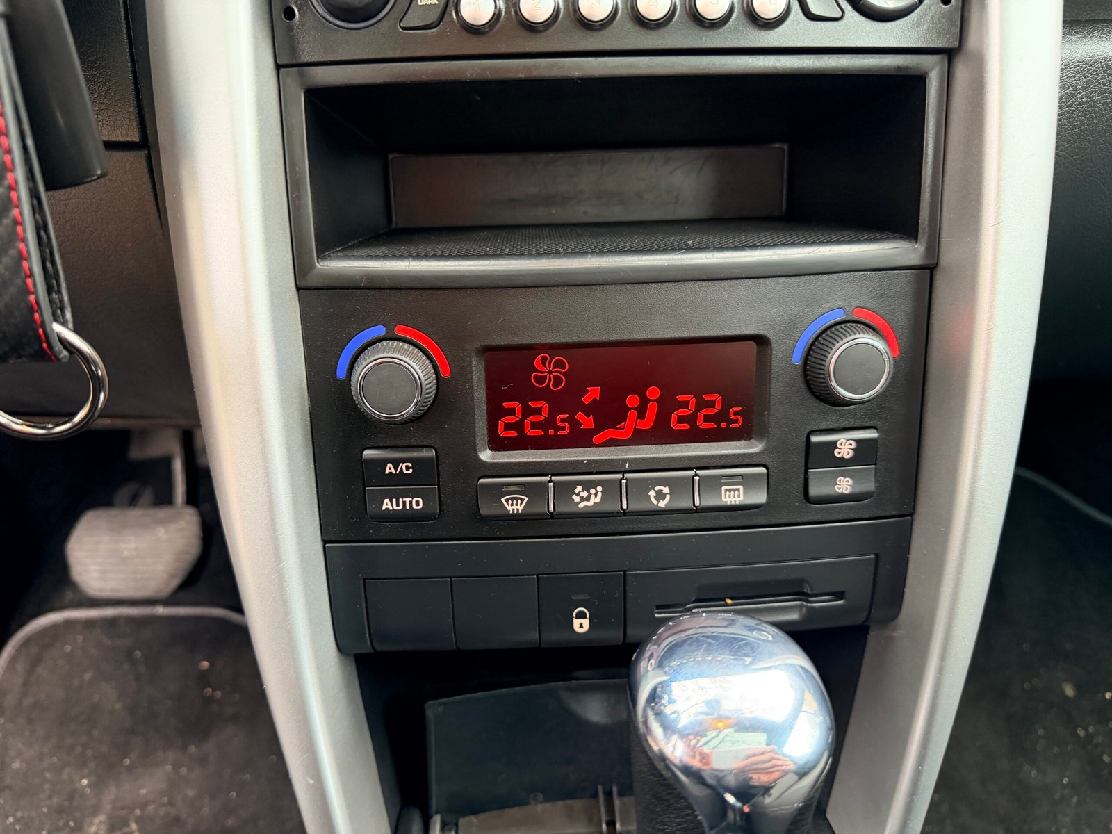 PEUGEOT 207 1.6 VTi 16V 120Ch “Premium”