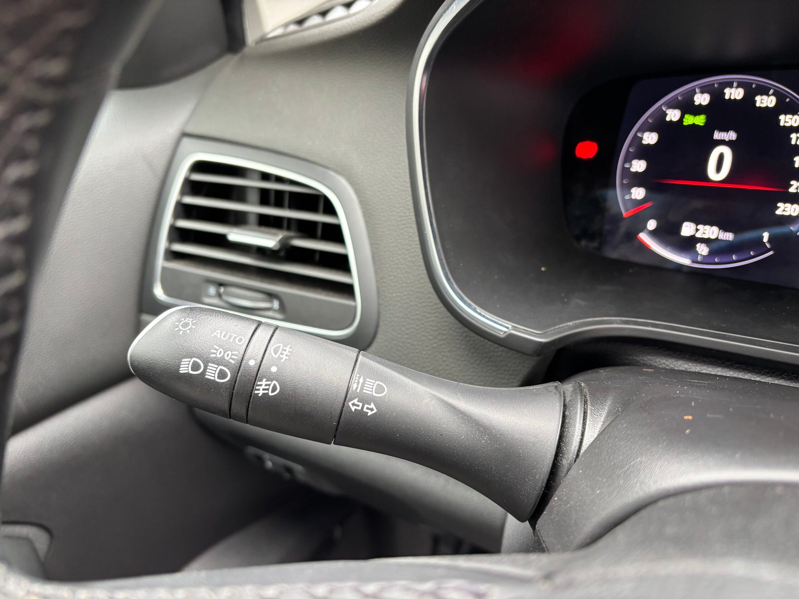 RENAULT Mégane IV Phase 2 Hatchback 1.5 Blue dCi EDC7 115 cv