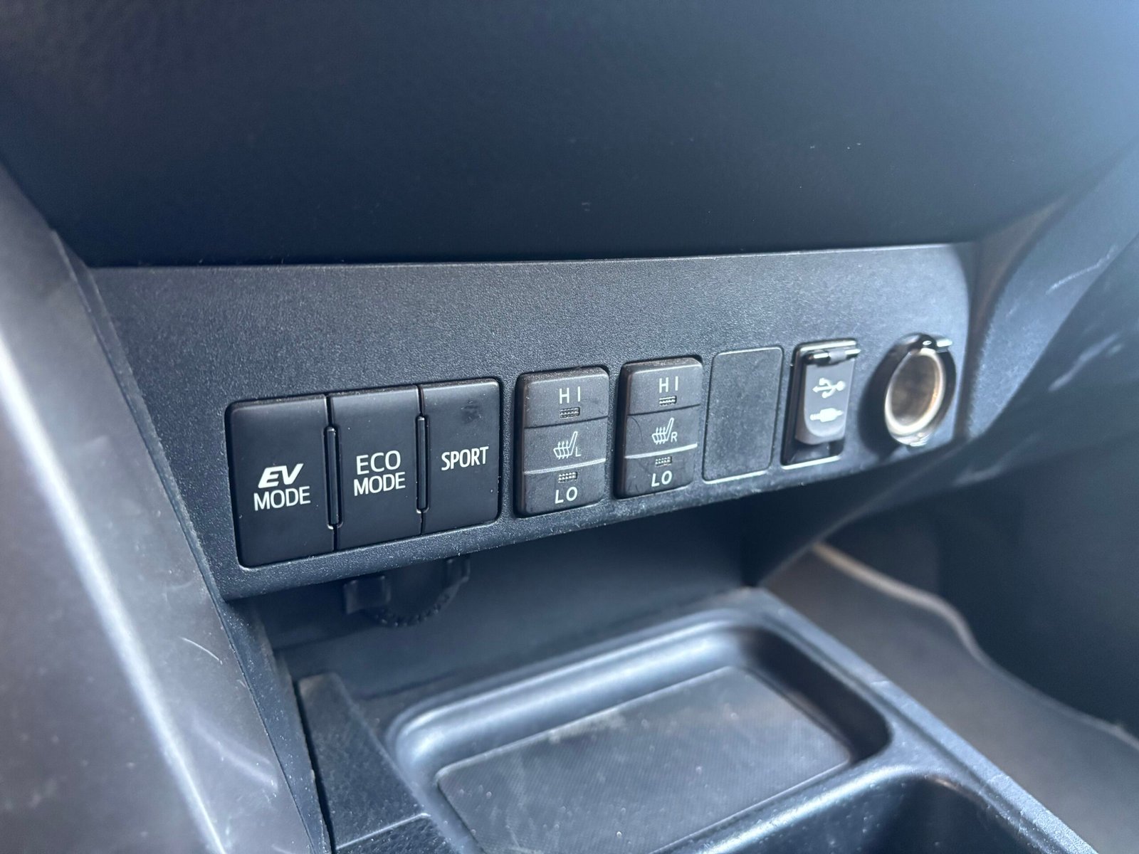 TOYOTA RAV4 IV Phase 2 2.5 VVTi 197 Hybrid 2WD E-CVT LOUNGE