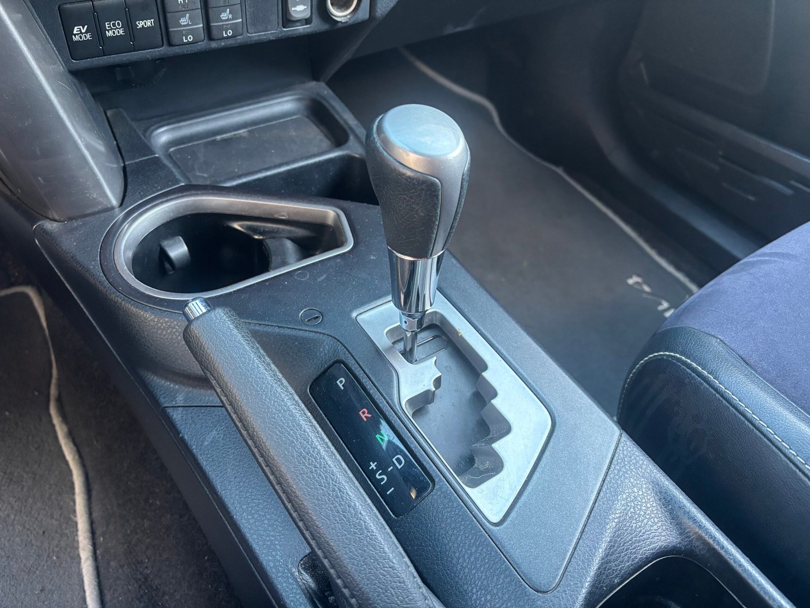 TOYOTA RAV4 IV Phase 2 2.5 VVTi 197 Hybrid 2WD E-CVT LOUNGE