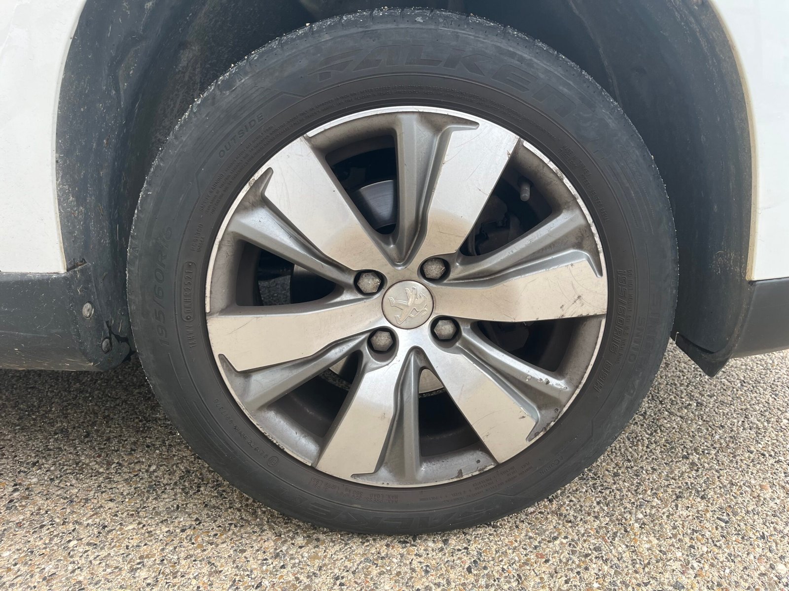 Peugeot 2008 1,6 Vti (chaîne de distribution) 120ch ALLURE