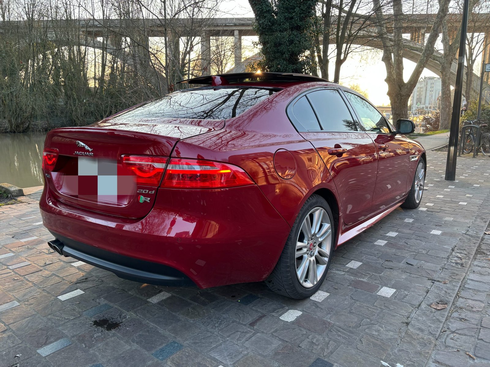 JAGUAR XE Berline 2.0 180ch “R sport”