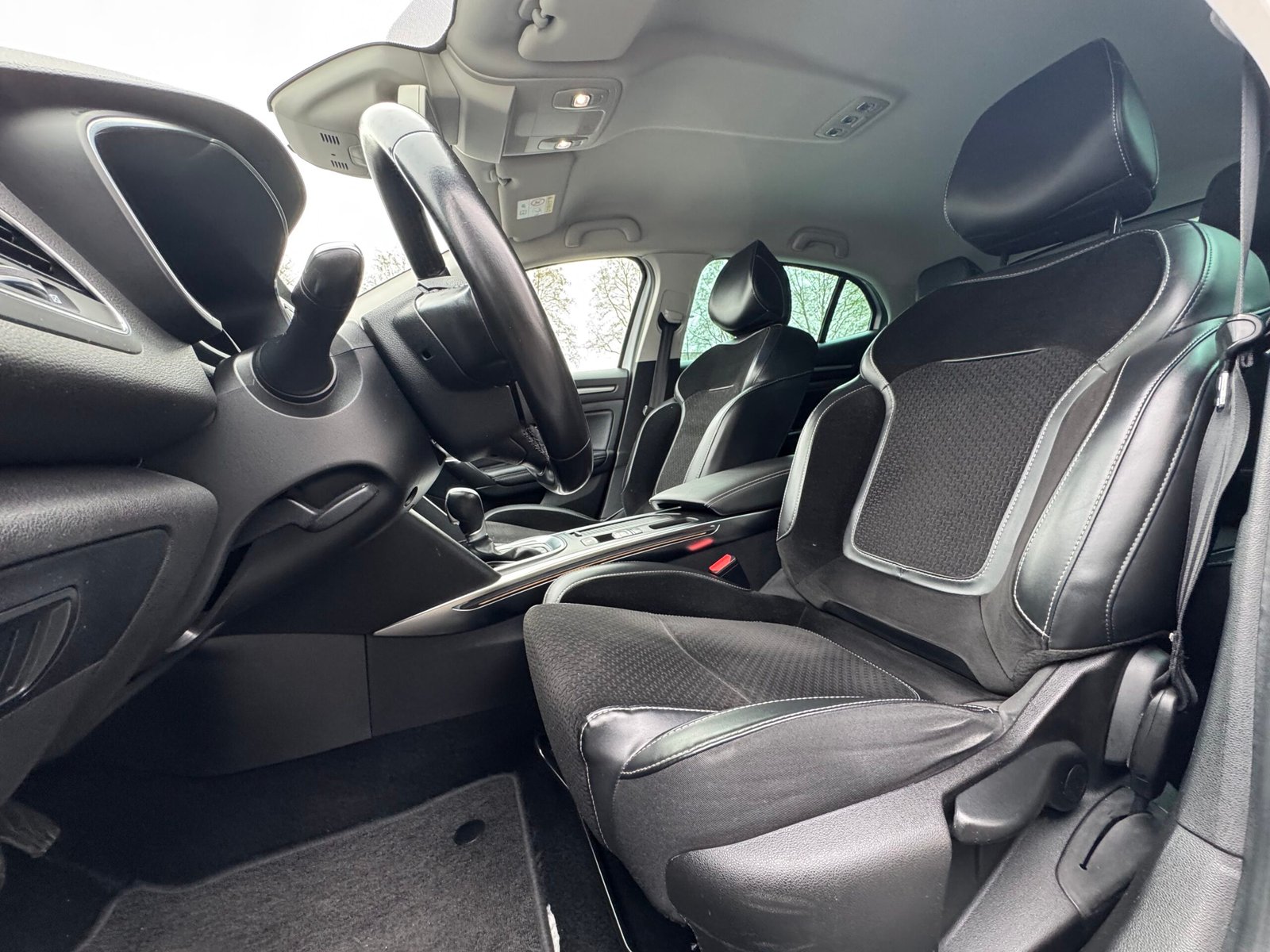 RENAULT Mégane IV Hatchback 1.2 TCe INTENS 16V EDC7 130 cv Boîte auto