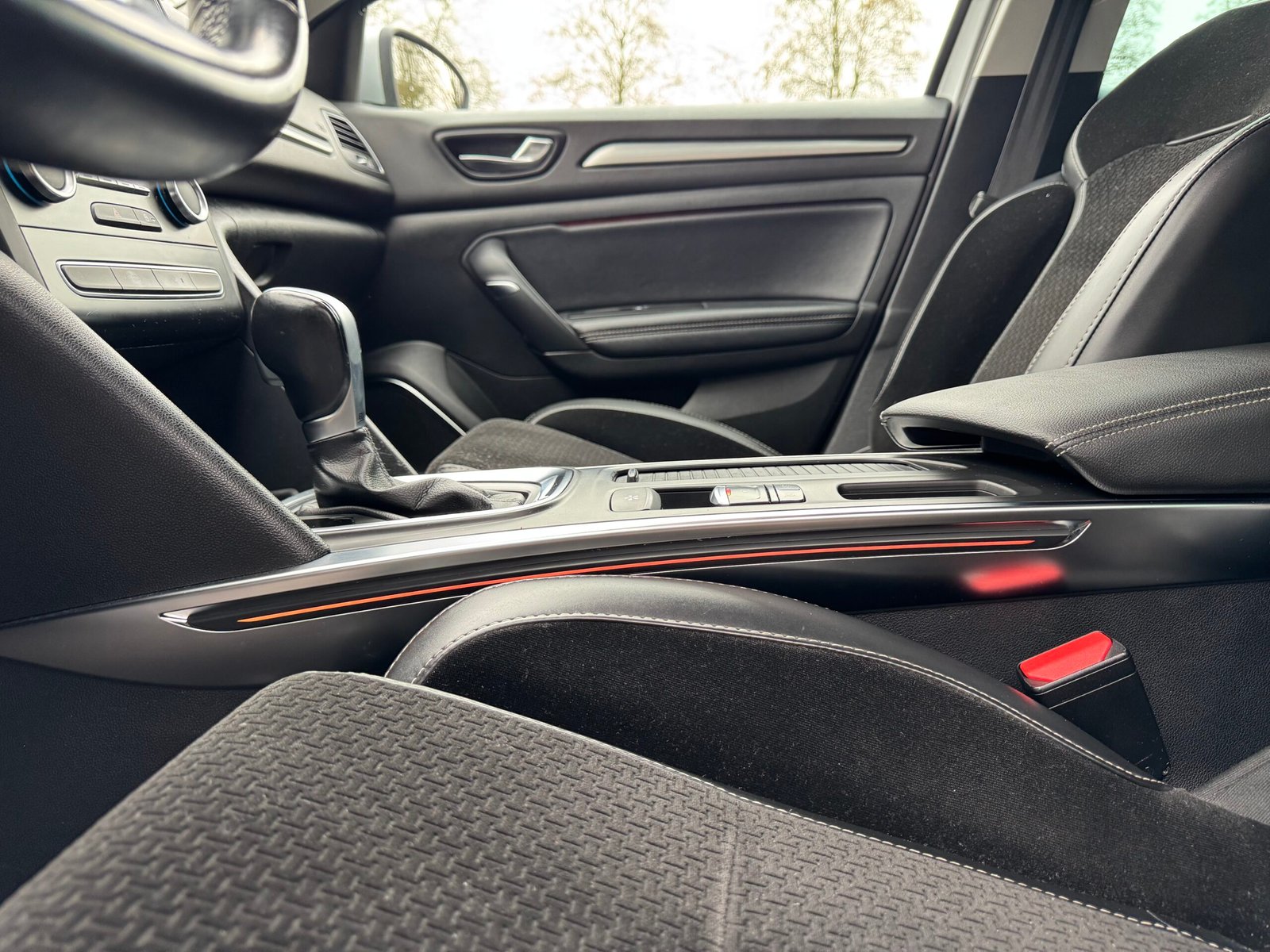 RENAULT Mégane IV Hatchback 1.2 TCe INTENS 16V EDC7 130 cv Boîte auto