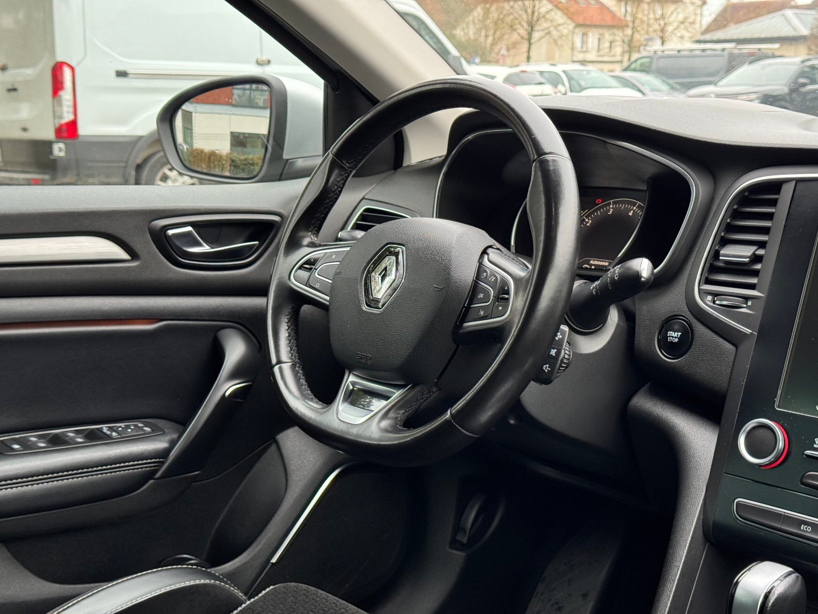 RENAULT Mégane IV Hatchback 1.2 TCe INTENS 16V EDC7 130 cv Boîte auto