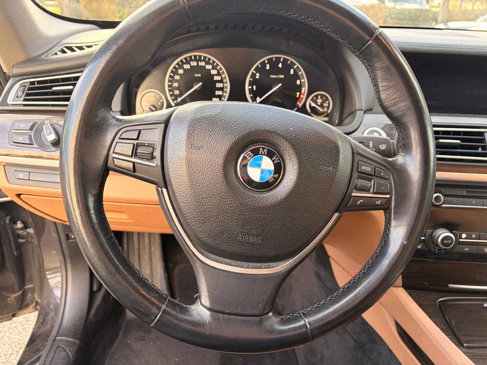 BMW Série 7 (F01) Berline 750i 4.4 i V8 32V Steptronic-6 407 cv Boîte auto