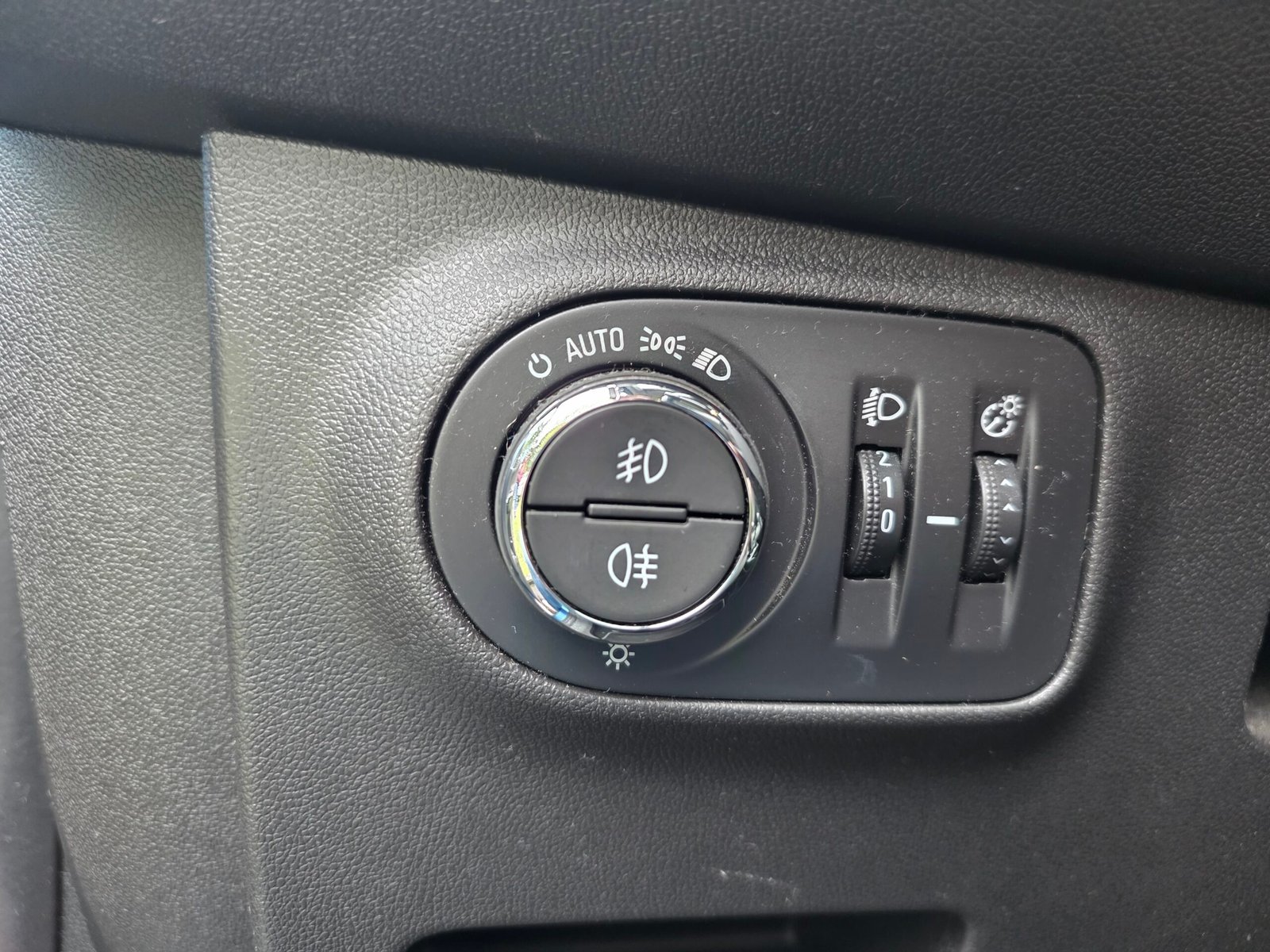 OPEL CORSA E – 1.4i 90ch BVM5 ACTIVE