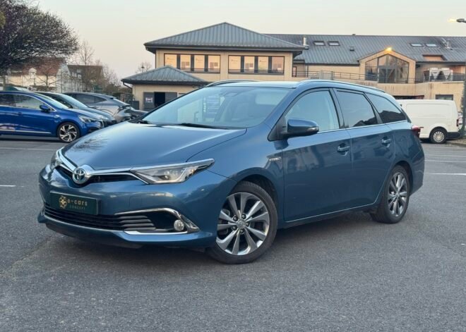 TOYOTA Auris Phase 2 Wagon 1.8 VVT-i HSD 16V CVT Hybride 99 cv Boîte auto / SUIVI COMPLET TOYOTA