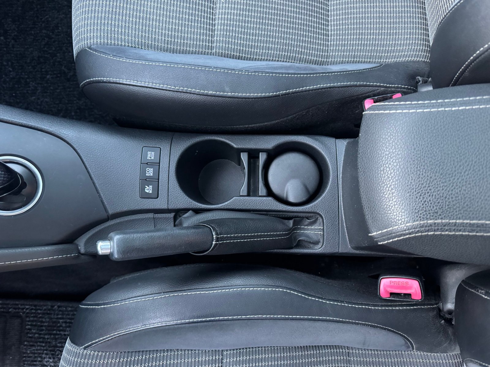 TOYOTA Auris Phase 2 Wagon 1.8 VVT-i HSD 16V CVT Hybride 99 cv Boîte auto / SUIVI COMPLET TOYOTA