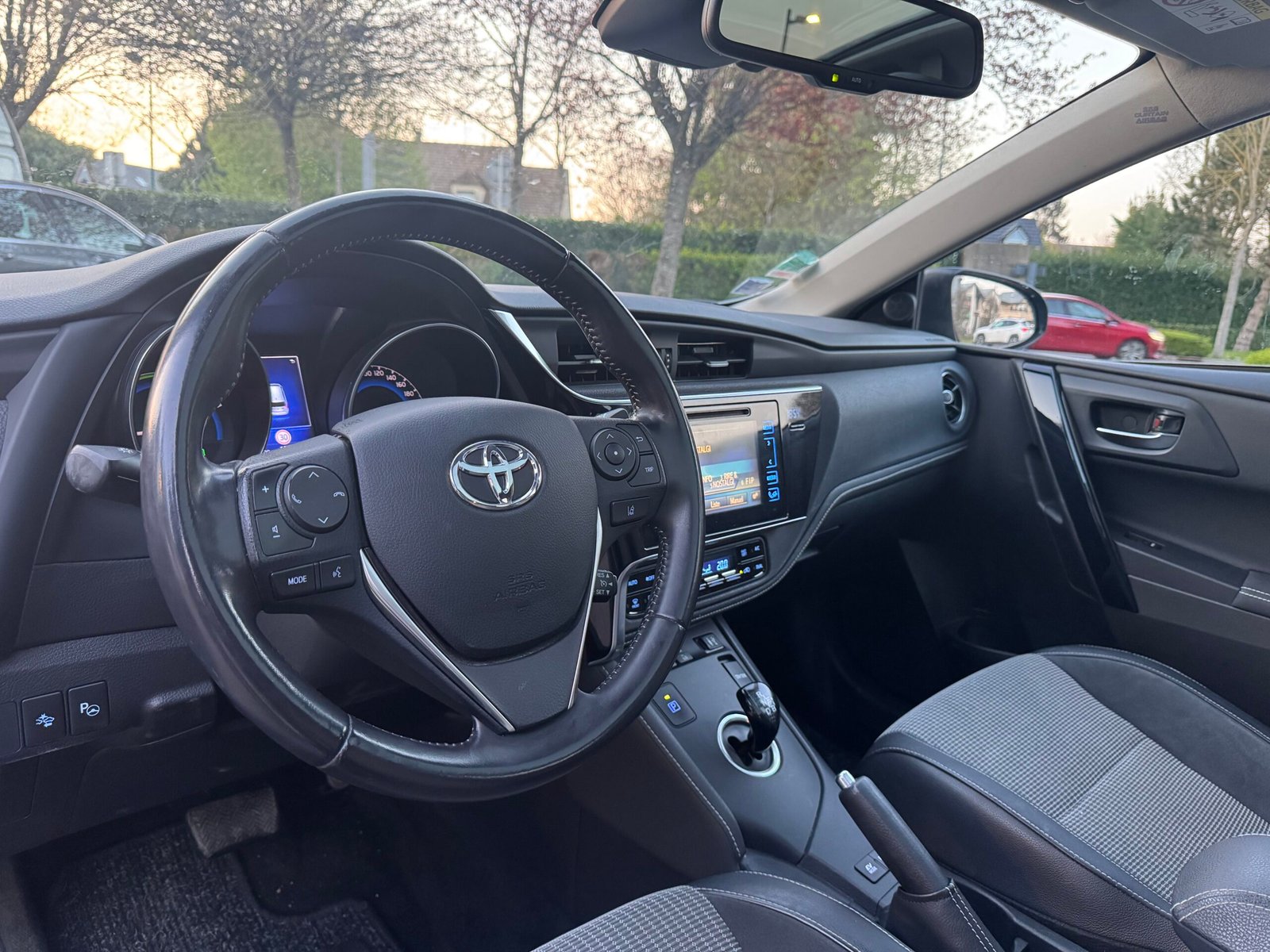 TOYOTA Auris Phase 2 Wagon 1.8 VVT-i HSD 16V CVT Hybride 99 cv Boîte auto / SUIVI COMPLET TOYOTA