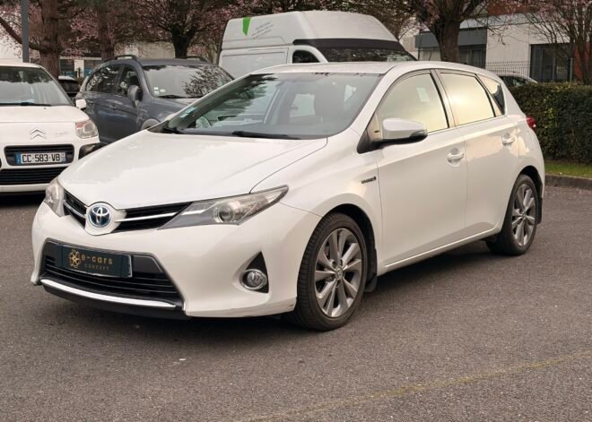 TOYOTA Auris Hatchback 1.8 VVT-i 16V 136 HSD CVT 99 cv Boîte auto Dynamic