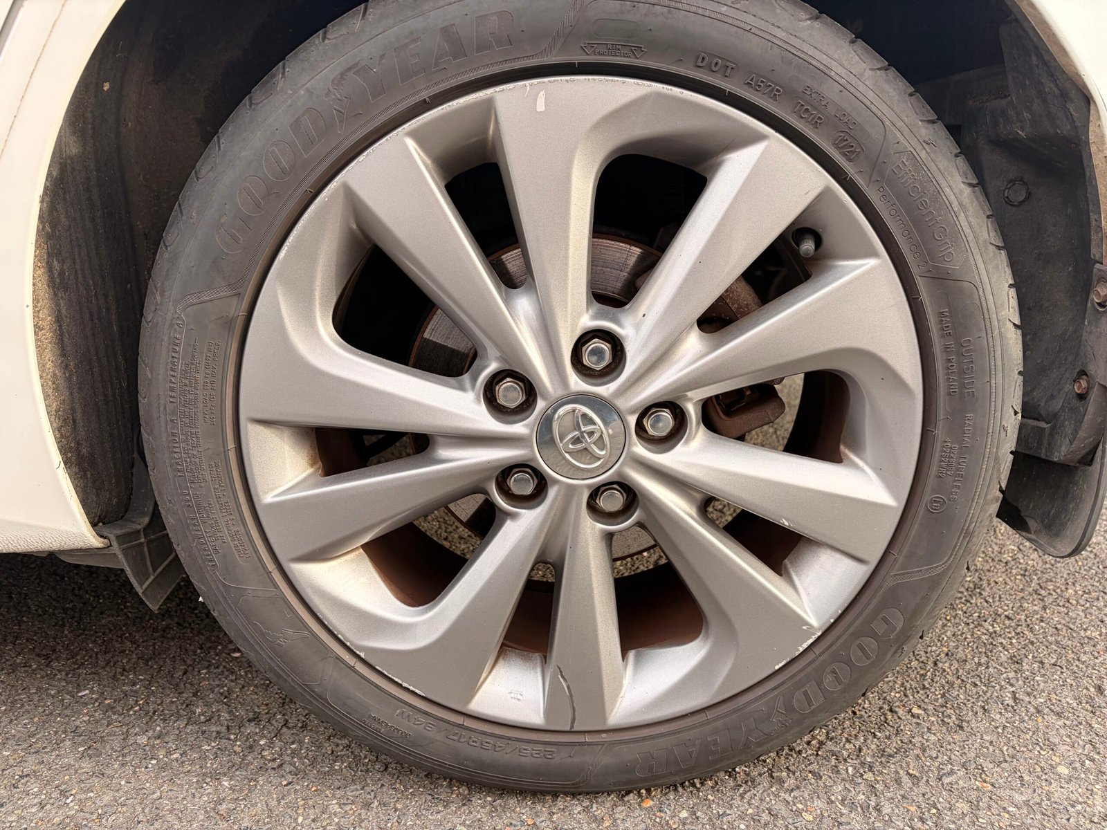 TOYOTA Auris Hatchback 1.8 VVT-i 16V 136 HSD CVT 99 cv Boîte auto Dynamic