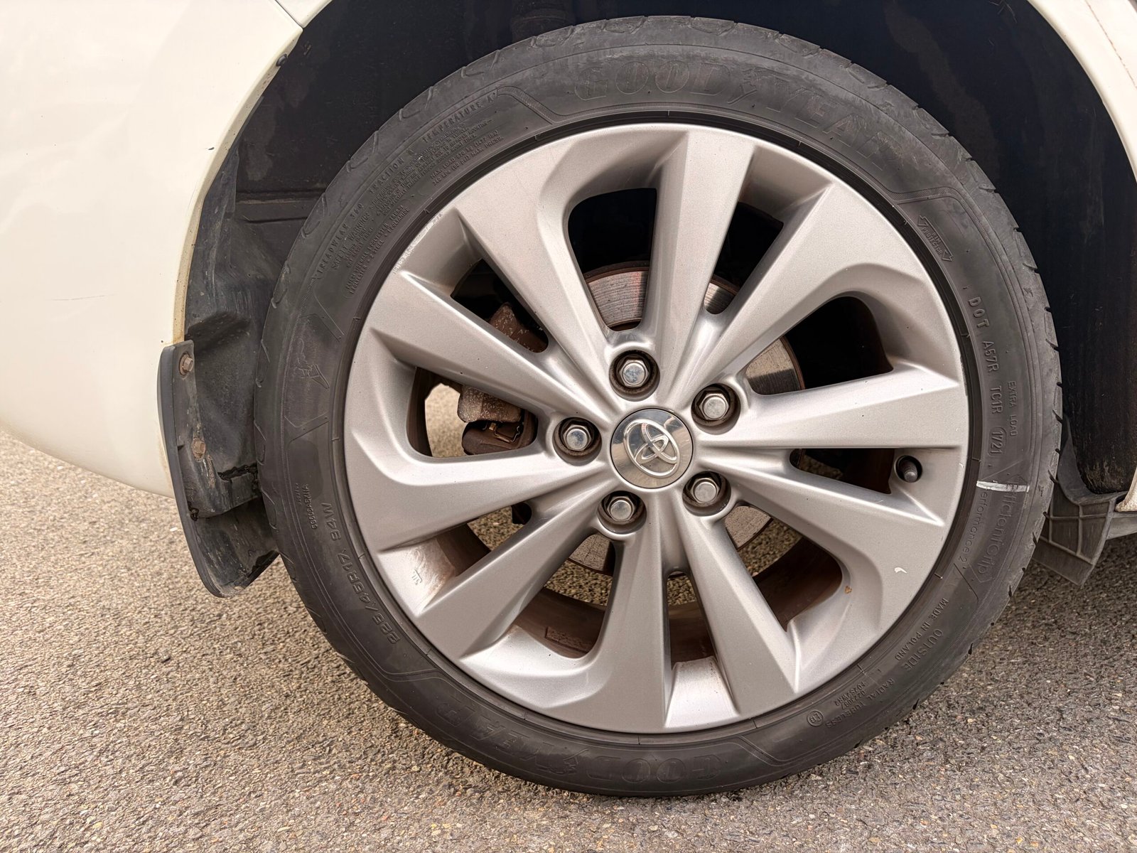 TOYOTA Auris Hatchback 1.8 VVT-i 16V 136 HSD CVT 99 cv Boîte auto Dynamic