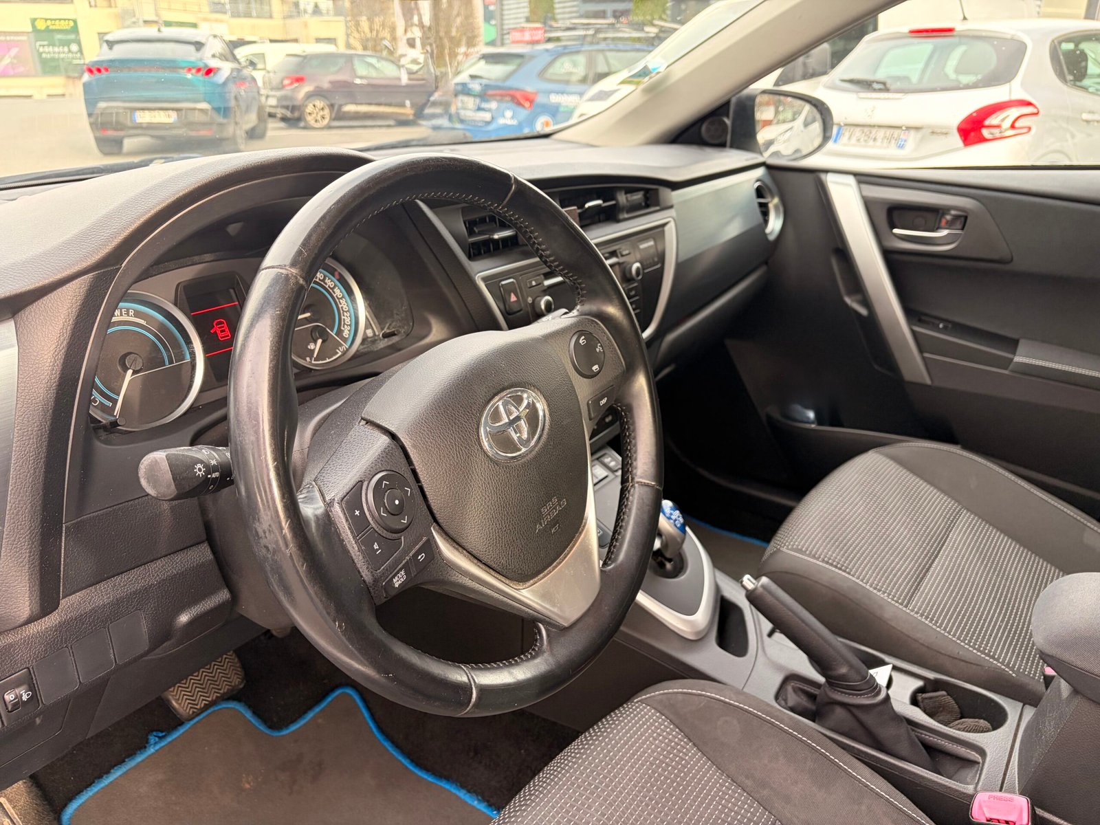 TOYOTA Auris Hatchback 1.8 VVT-i 16V 136 HSD CVT 99 cv Boîte auto Dynamic