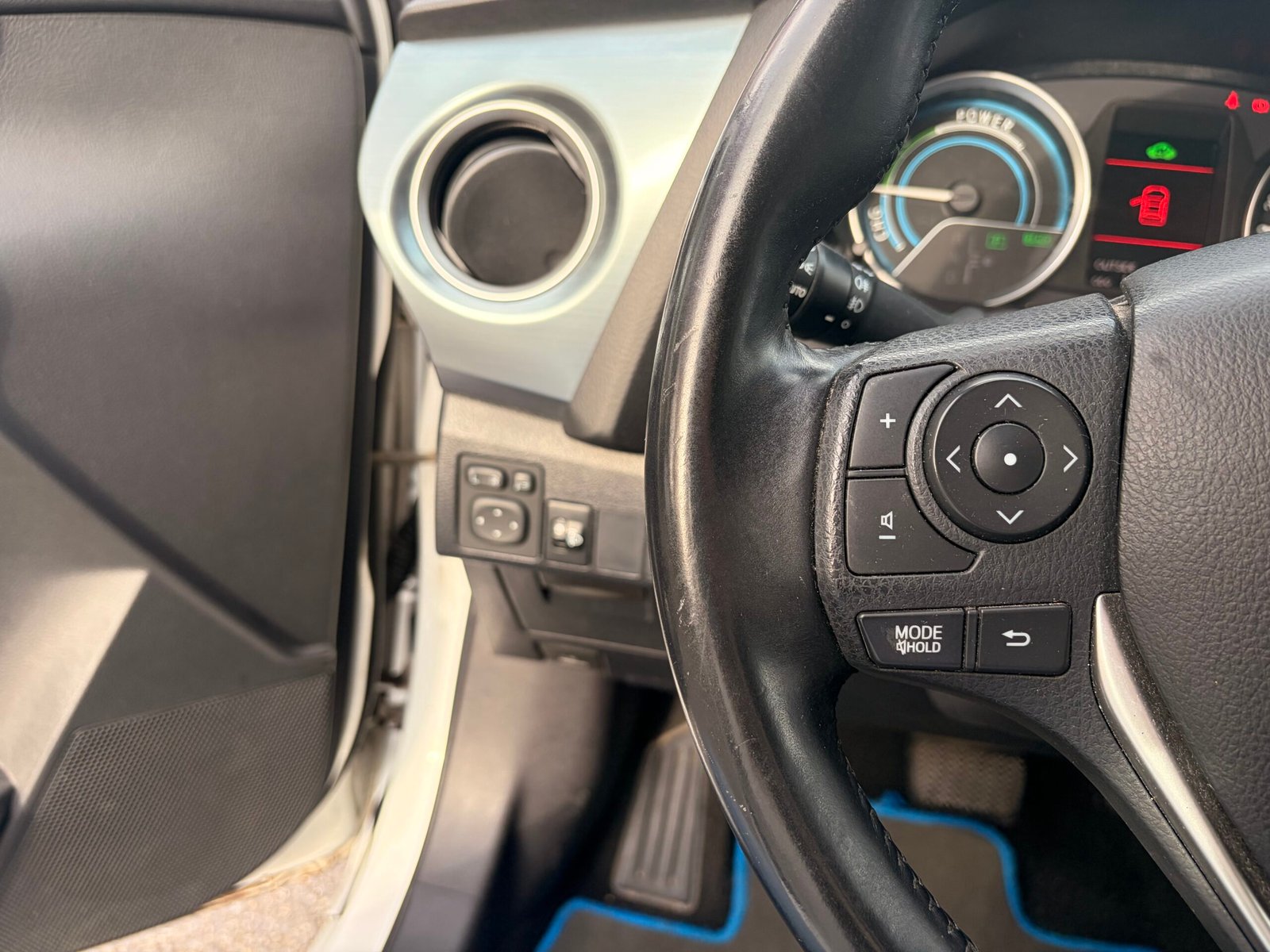 TOYOTA Auris Hatchback 1.8 VVT-i 16V 136 HSD CVT 99 cv Boîte auto Dynamic