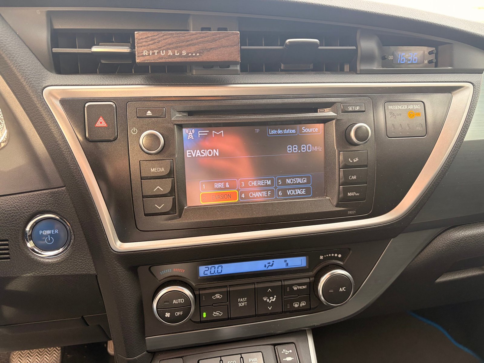 TOYOTA Auris Hatchback 1.8 VVT-i 16V 136 HSD CVT 99 cv Boîte auto Dynamic