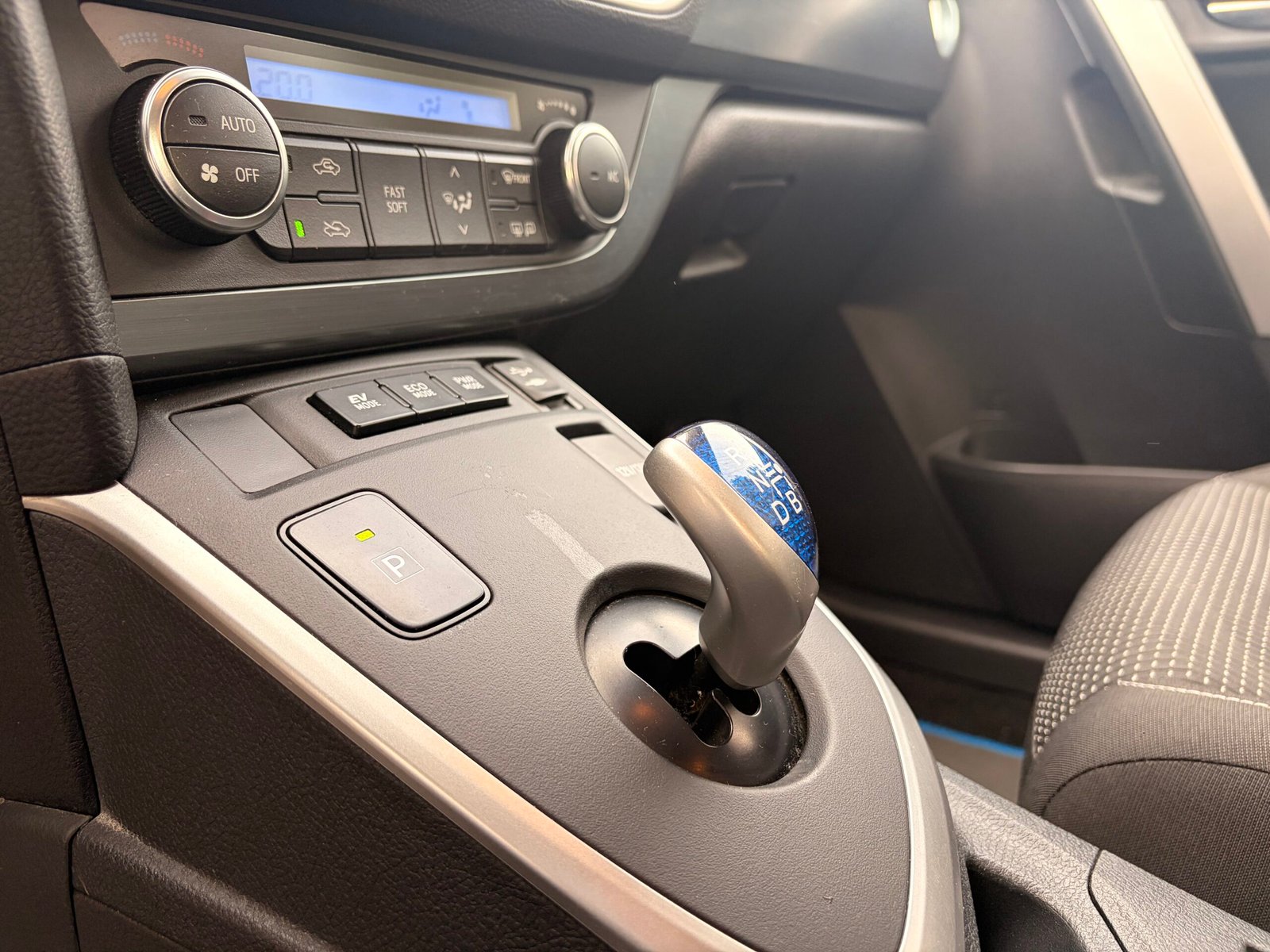 TOYOTA Auris Hatchback 1.8 VVT-i 16V 136 HSD CVT 99 cv Boîte auto Dynamic