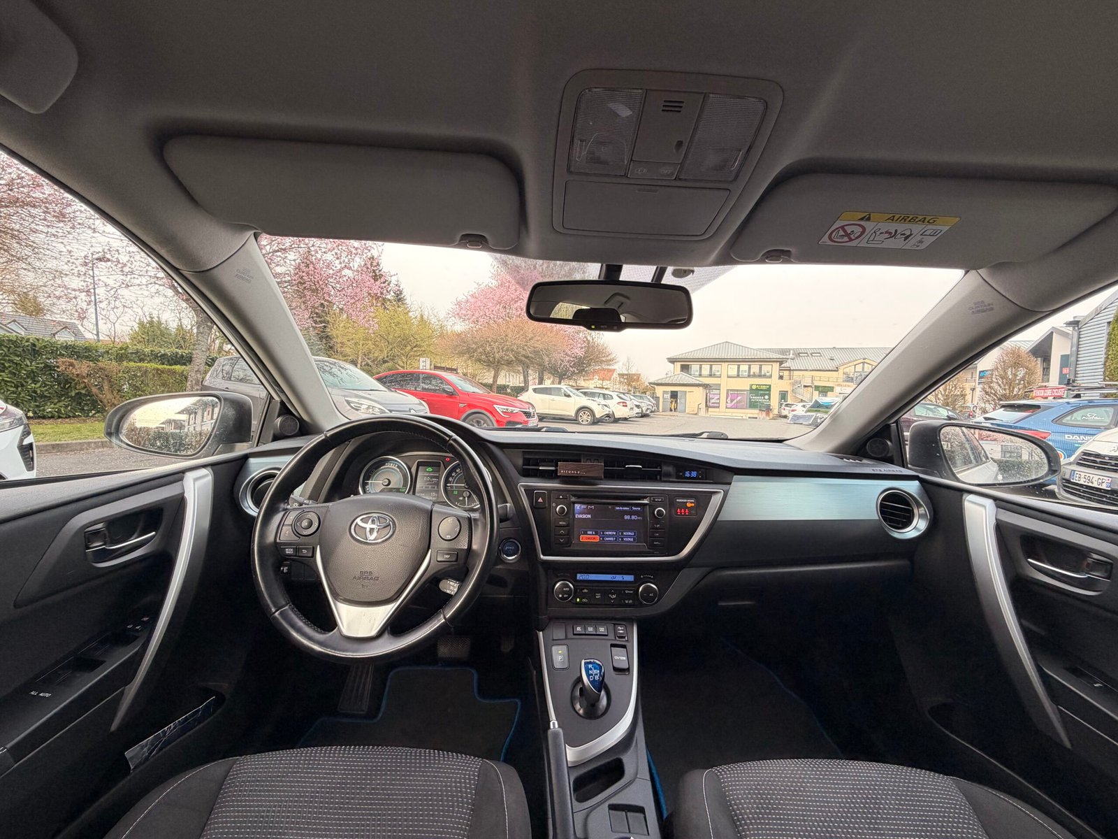 TOYOTA Auris Hatchback 1.8 VVT-i 16V 136 HSD CVT 99 cv Boîte auto Dynamic