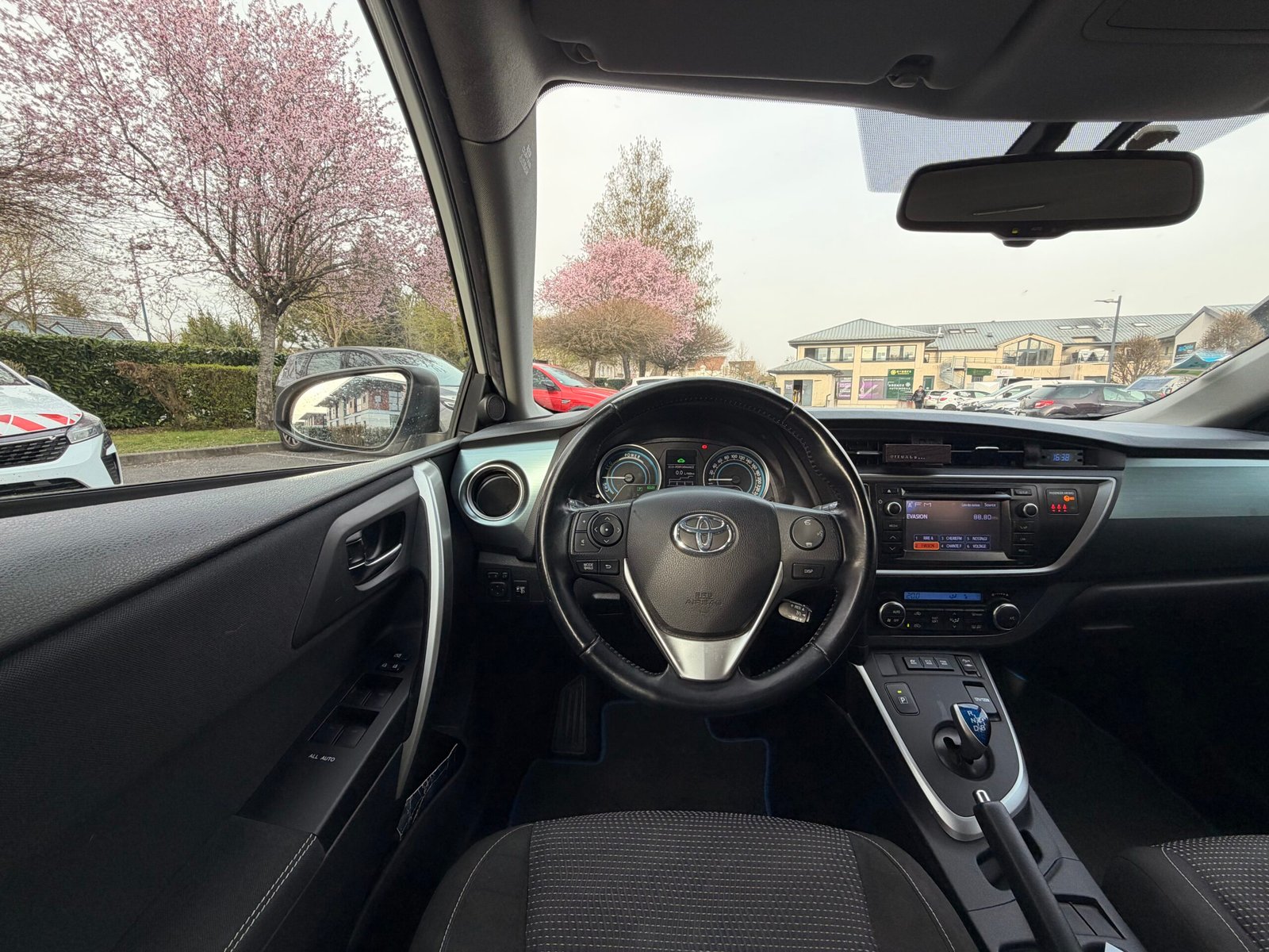 TOYOTA Auris Hatchback 1.8 VVT-i 16V 136 HSD CVT 99 cv Boîte auto Dynamic