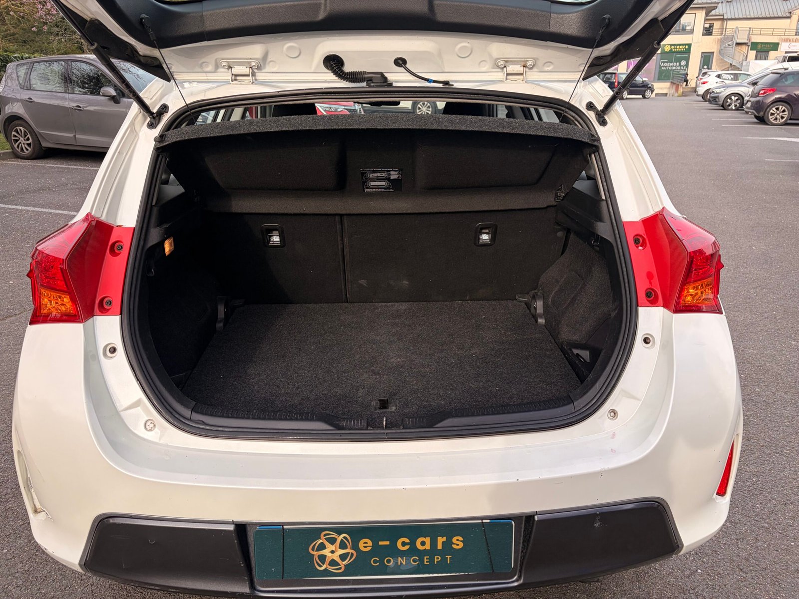 TOYOTA Auris Hatchback 1.8 VVT-i 16V 136 HSD CVT 99 cv Boîte auto Dynamic