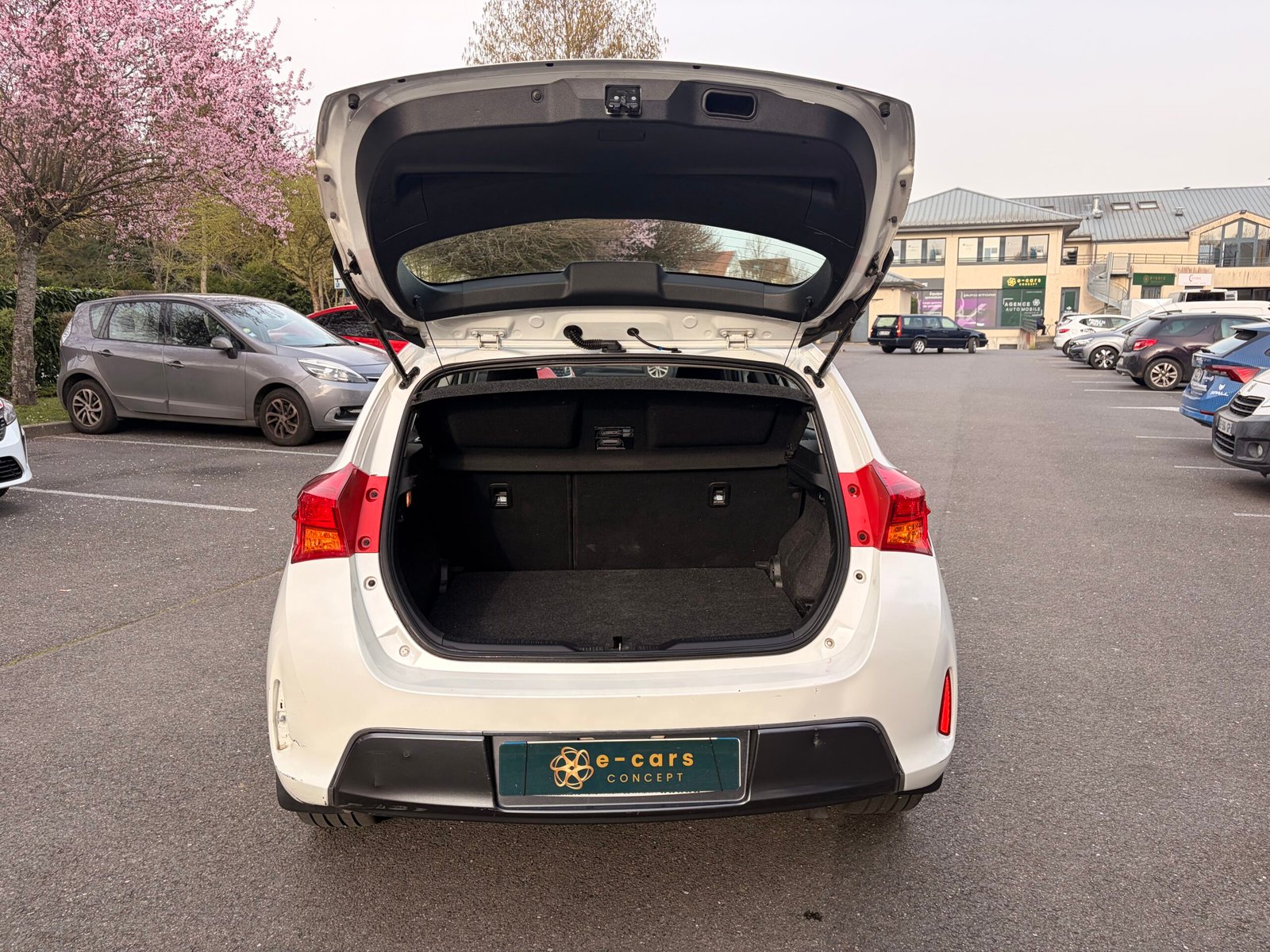 TOYOTA Auris Hatchback 1.8 VVT-i 16V 136 HSD CVT 99 cv Boîte auto Dynamic