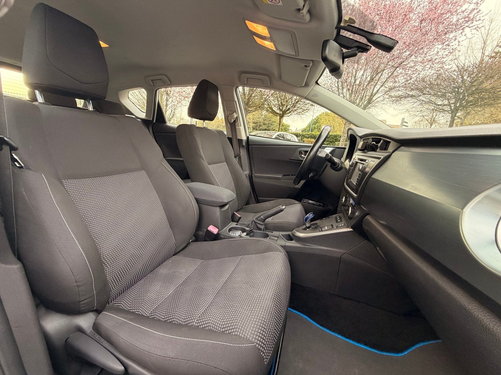 TOYOTA Auris Hatchback 1.8 VVT-i 16V 136 HSD CVT 99 cv Boîte auto Dynamic