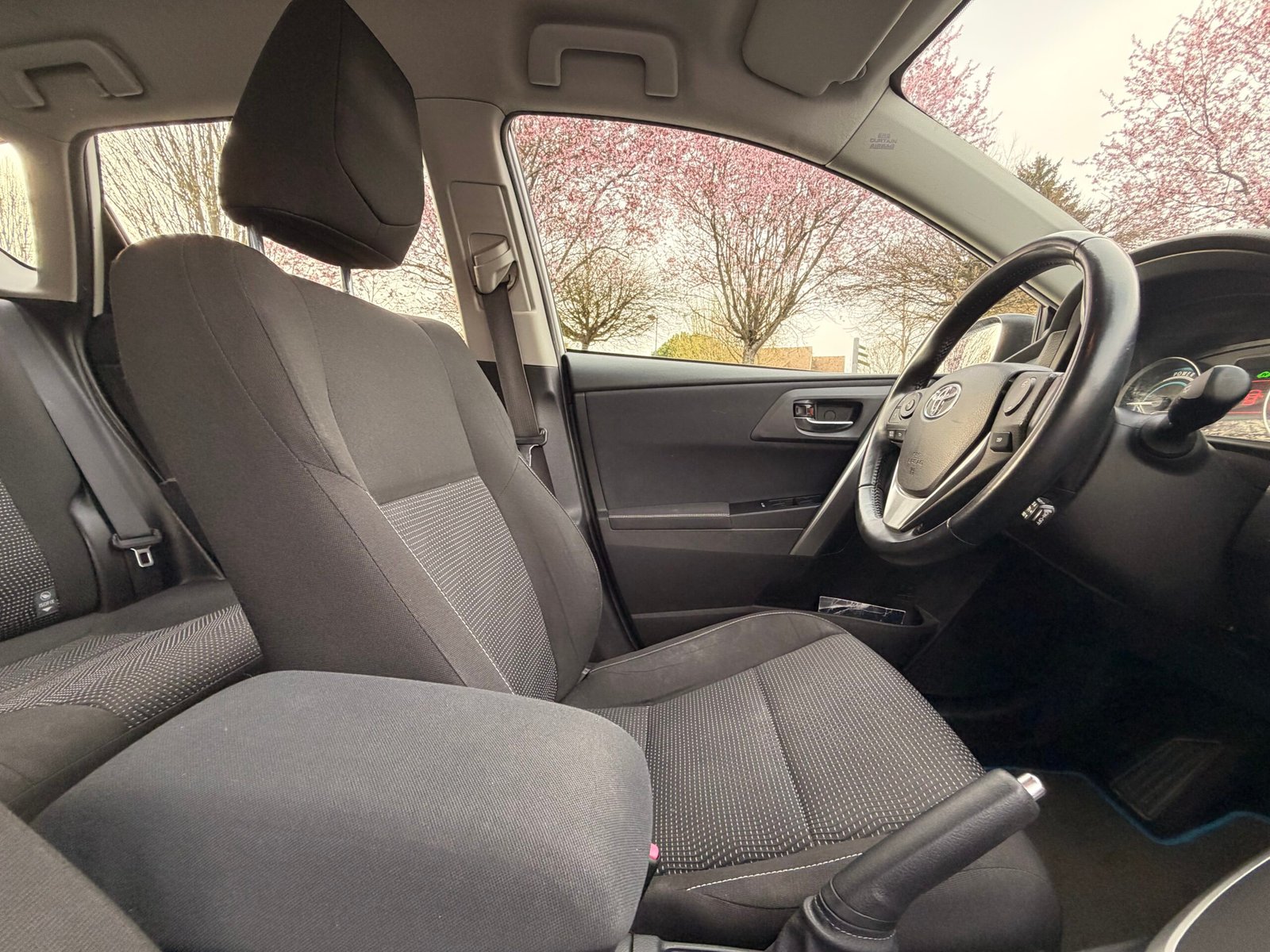 TOYOTA Auris Hatchback 1.8 VVT-i 16V 136 HSD CVT 99 cv Boîte auto Dynamic