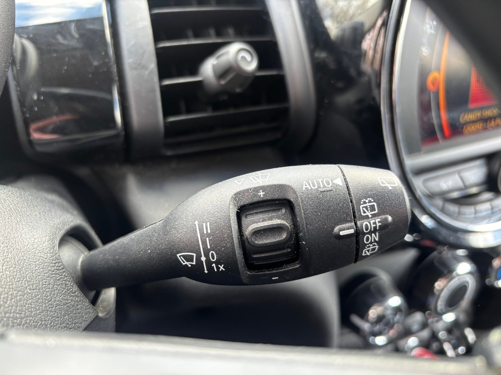 MINI MINI 3 (F55) 5 Portes One 1.5 i 12V 102