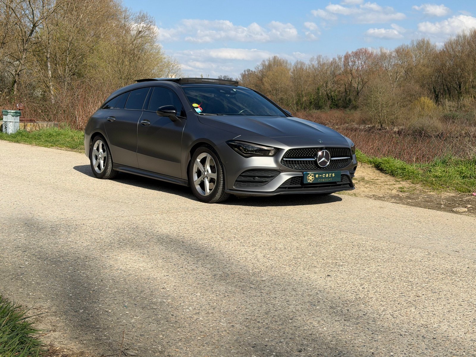 Découvrez cette magnifique MERCEDES-BENZ CLA shooting break 200d AMG Line ( Livrée avec jantes AMG noire 14 branches et pneus été)