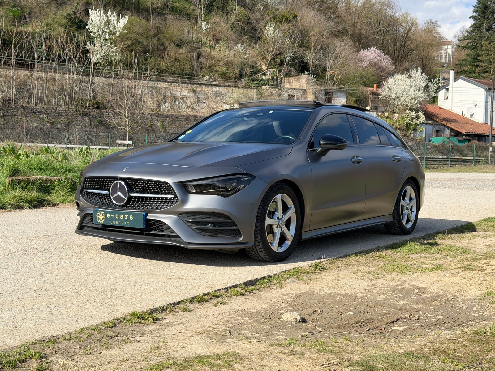 Découvrez cette magnifique MERCEDES-BENZ CLA shooting break 200d AMG Line ( Livrée avec jantes AMG noire 14 branches et pneus été)