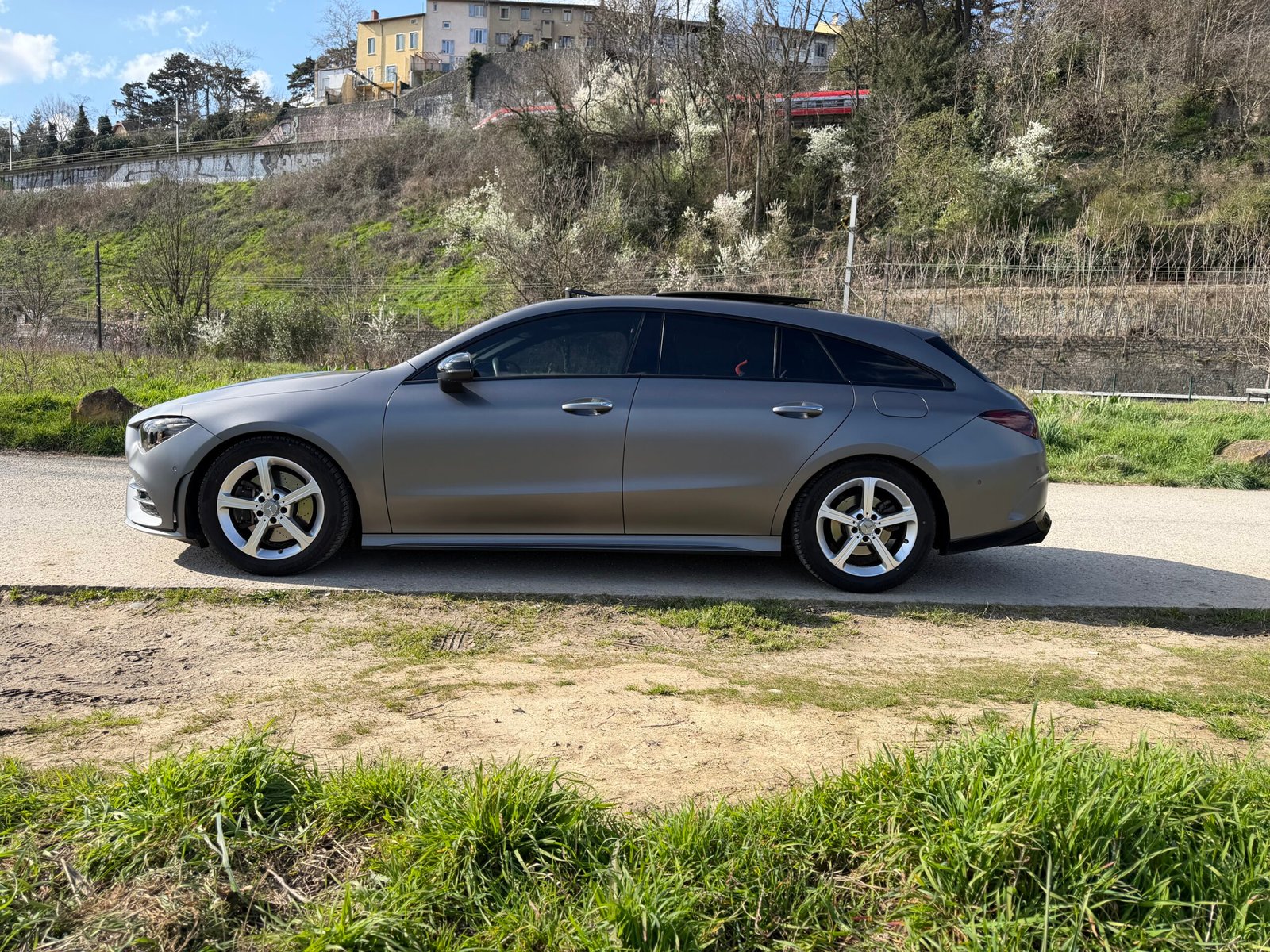 Découvrez cette magnifique MERCEDES-BENZ CLA shooting break 200d AMG Line ( Livrée avec jantes AMG noire 14 branches et pneus été)