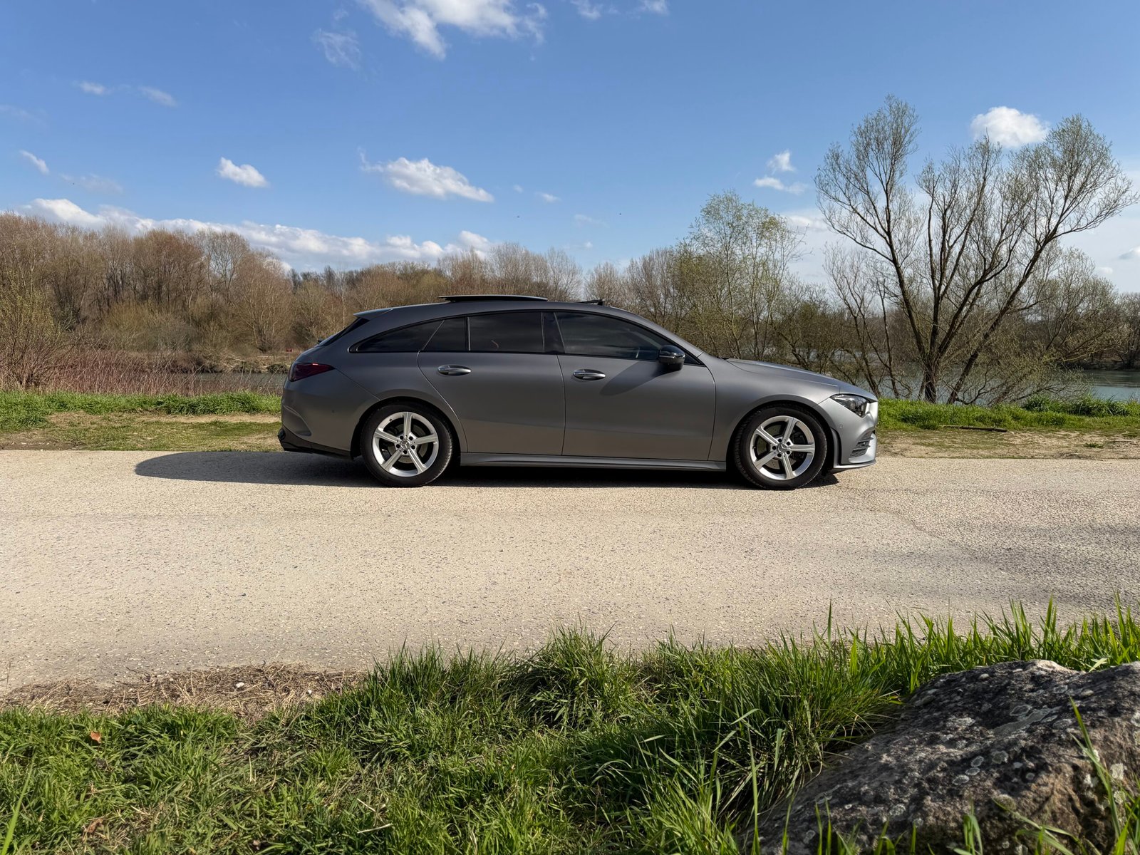 Découvrez cette magnifique MERCEDES-BENZ CLA shooting break 200d AMG Line ( Livrée avec jantes AMG noire 14 branches et pneus été)