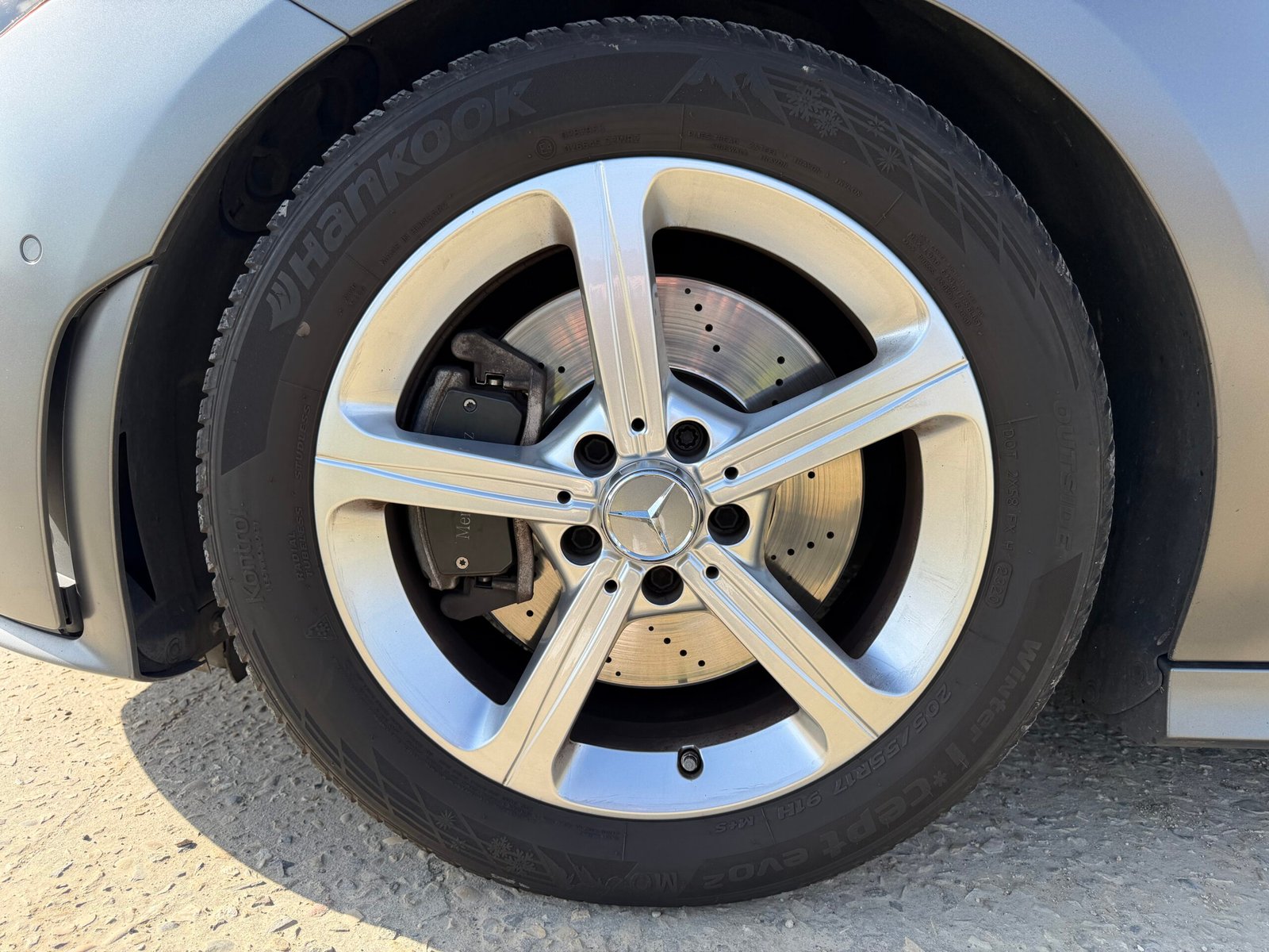 Découvrez cette magnifique MERCEDES-BENZ CLA shooting break 200d AMG Line ( Livrée avec jantes AMG noire 14 branches et pneus été)