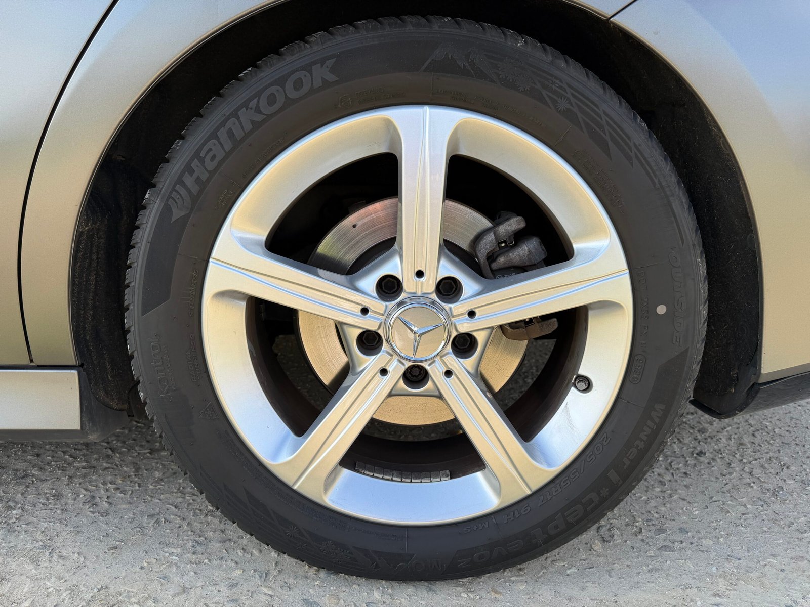 Découvrez cette magnifique MERCEDES-BENZ CLA shooting break 200d AMG Line ( Livrée avec jantes AMG noire 14 branches et pneus été)