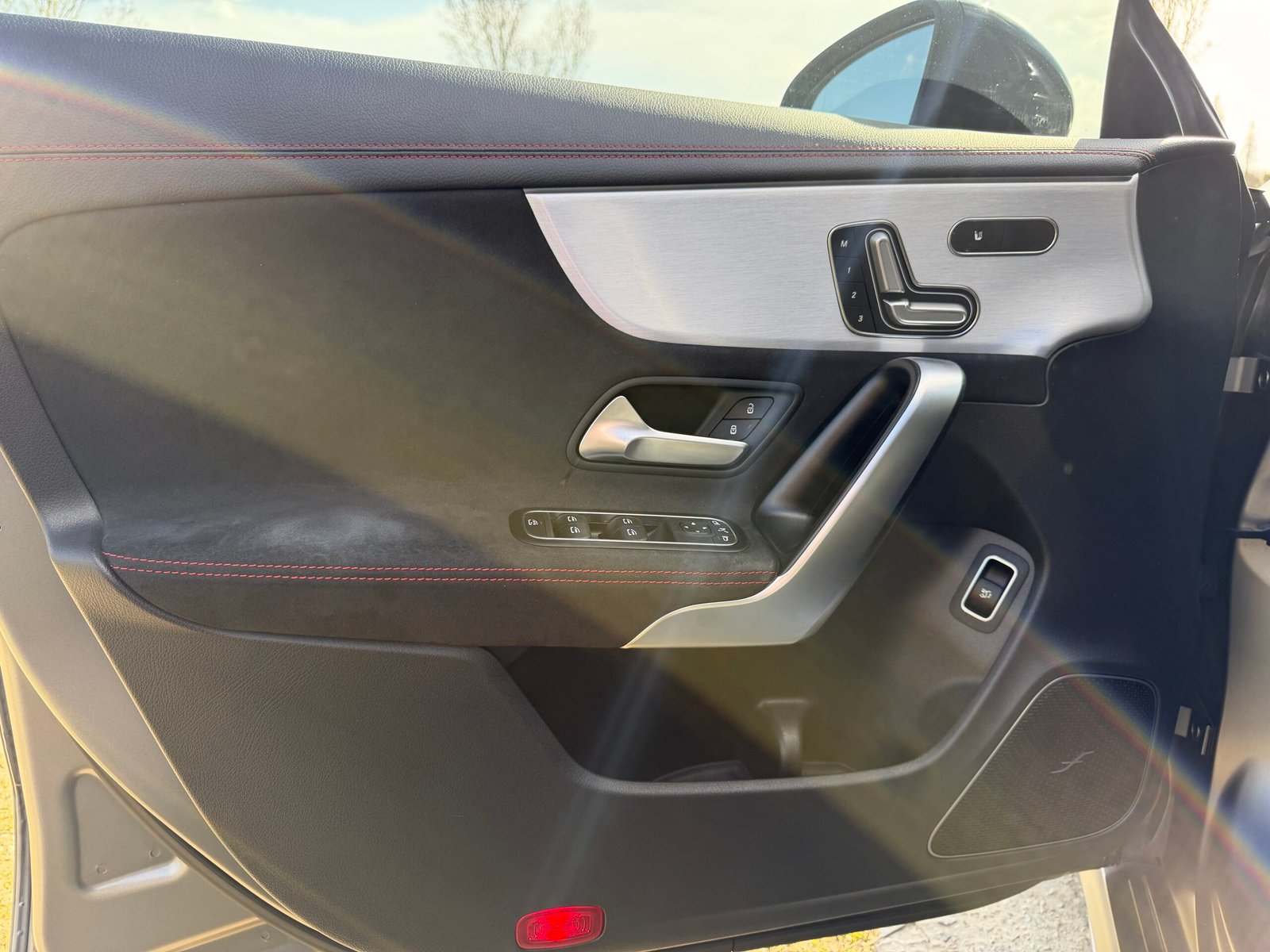 Découvrez cette magnifique MERCEDES-BENZ CLA shooting break 200d AMG Line ( Livrée avec jantes AMG noire 14 branches et pneus été)