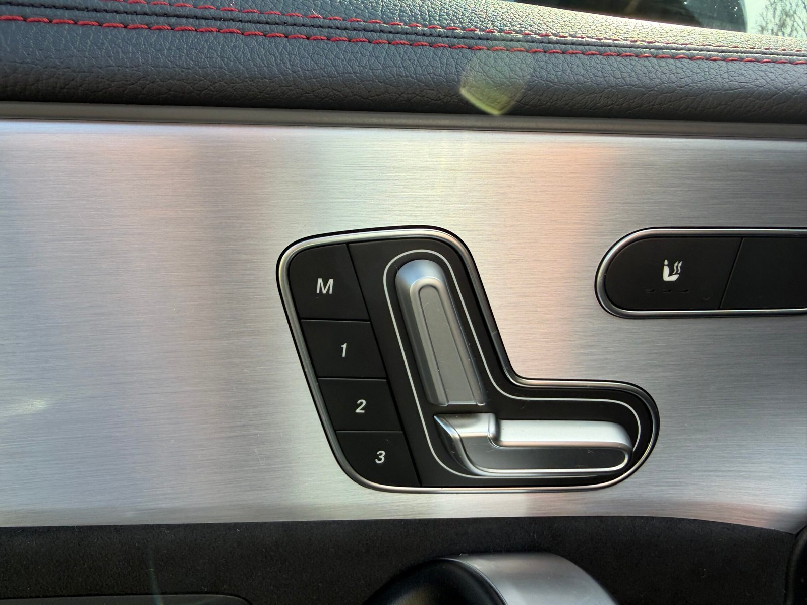 Découvrez cette magnifique MERCEDES-BENZ CLA shooting break 200d AMG Line ( Livrée avec jantes AMG noire 14 branches et pneus été)