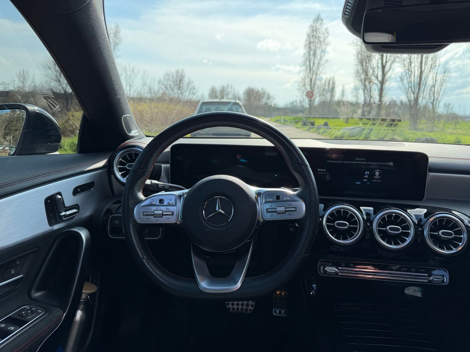 Découvrez cette magnifique MERCEDES-BENZ CLA shooting break 200d AMG Line ( Livrée avec jantes AMG noire 14 branches et pneus été)