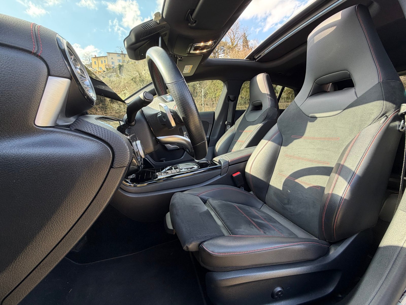 Découvrez cette magnifique MERCEDES-BENZ CLA shooting break 200d AMG Line ( Livrée avec jantes AMG noire 14 branches et pneus été)